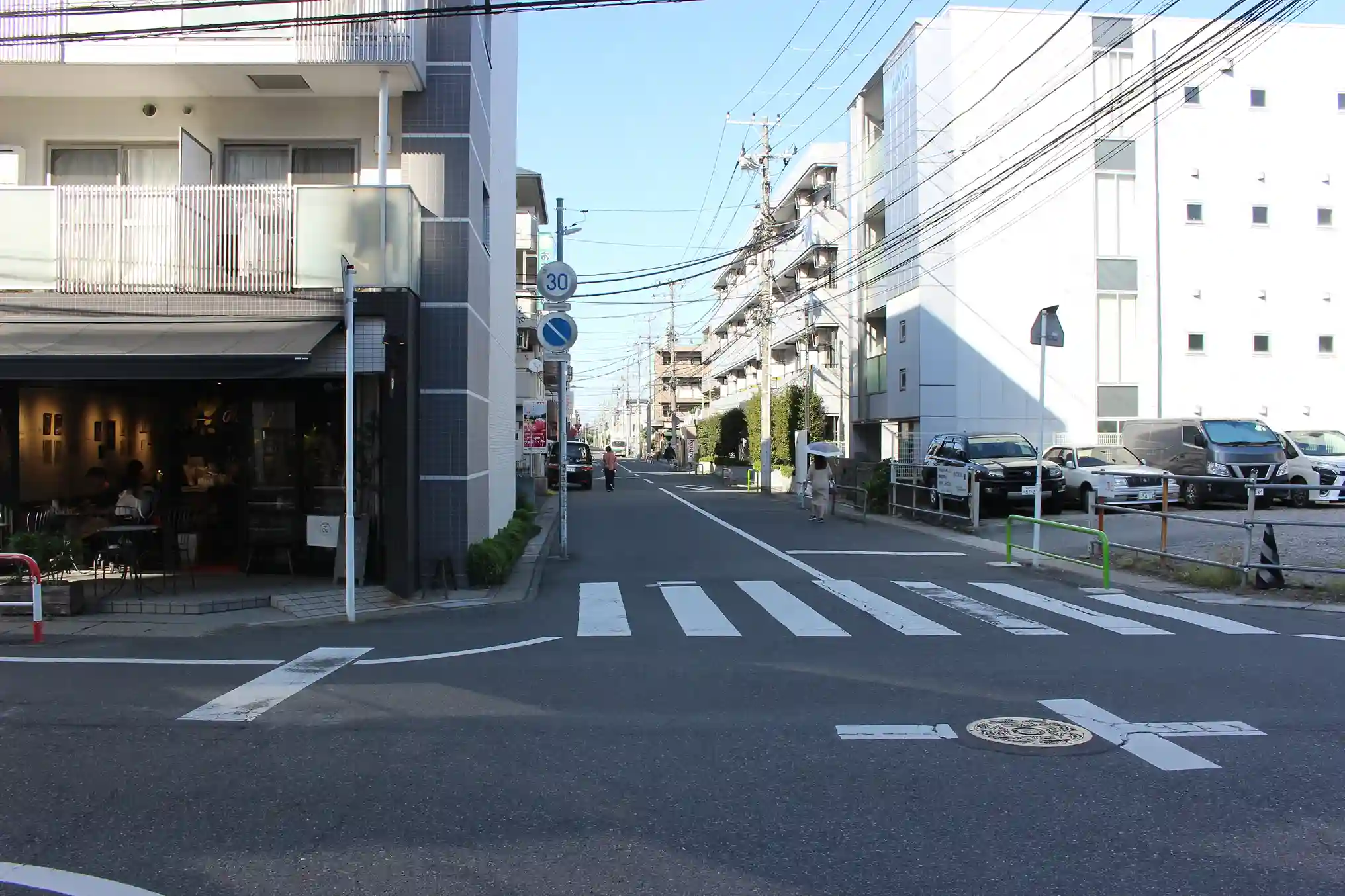 カフェニルやステーキ石井が並ぶ行徳の通り。ここを直進します。
