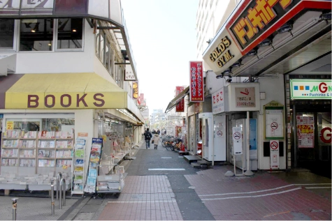 ドン・キホーテ、銀だこ、ゴールドジムなどが並ぶ行徳駅前の通り。この間の道へ曲がり直進します。