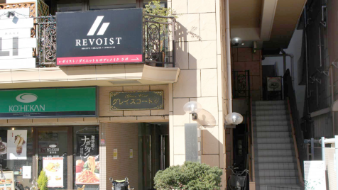 市川市行徳駅前の通りに面した建物。完全個室パーソナルジム REVOIST 行徳駅前店の外観。