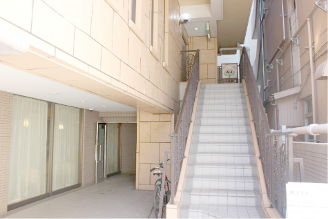 珈琲館の右側にある建物の外階段。ここを2階まで登った目の前がパーソナルジム REVOIST 行徳駅前店です。