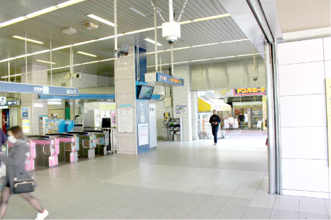 東京メトロ東西線「行徳駅」の改札風景。パーソナルジム REVOIST 行徳駅前店へは、ドン・キホーテが見える左手へ進みます。