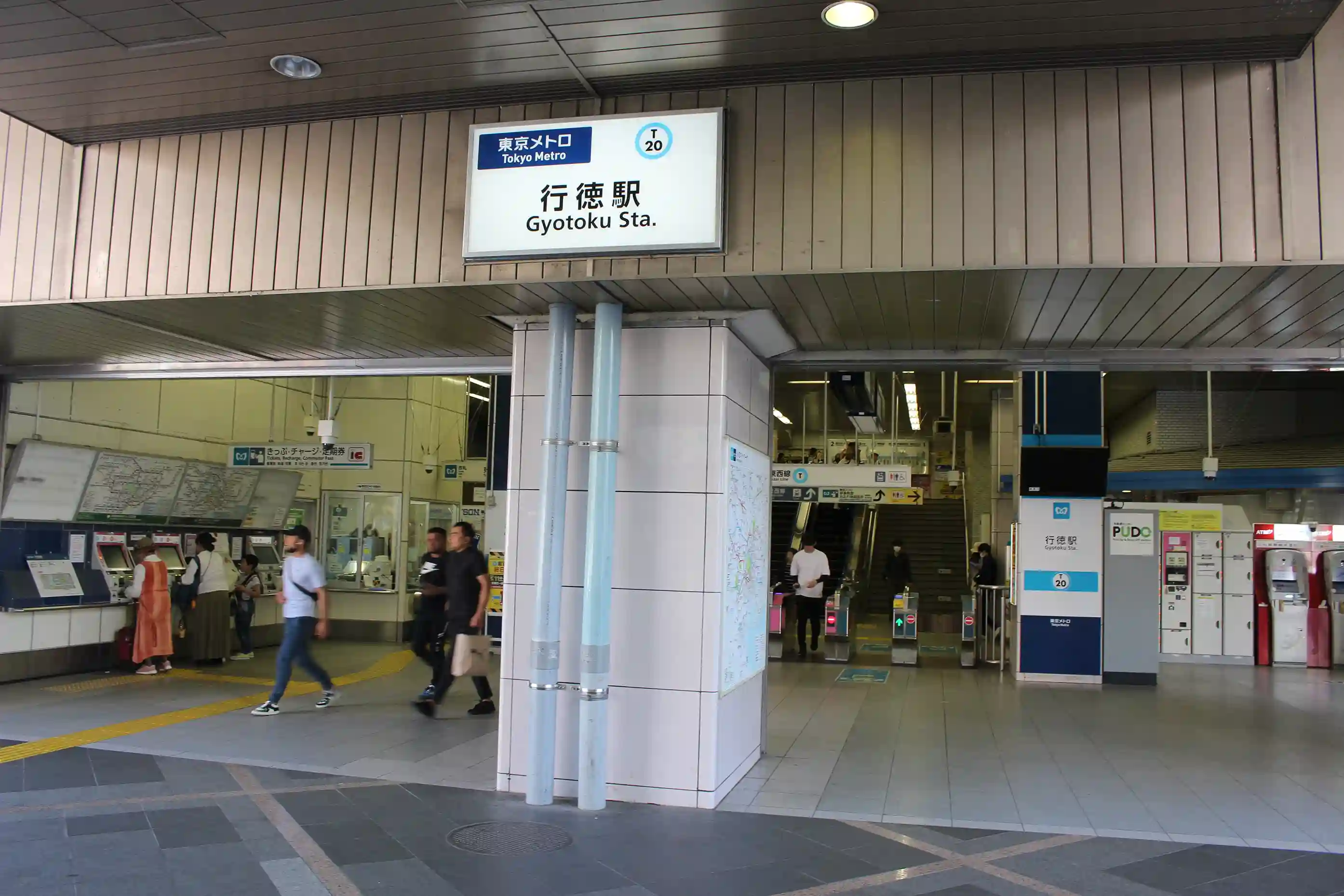 東京メトロ東西線「行徳駅」の改札風景。パーソナルジム REVOIST 行徳駅前一丁目店へは改札を出て右へ進みます。