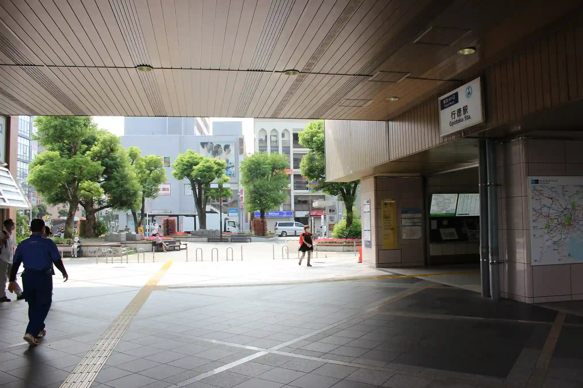 東京メトロ東西線「行徳駅」の改札を出た風景。パーソナルジム REVOIST 行徳駅前南店へは右側へ進みます。