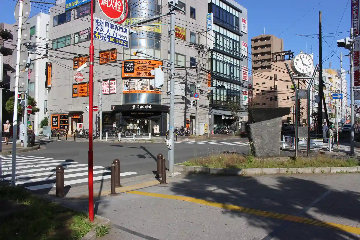 行徳駅前の交差点。星乃珈琲店 行徳店の方へ横断歩道を渡ります。