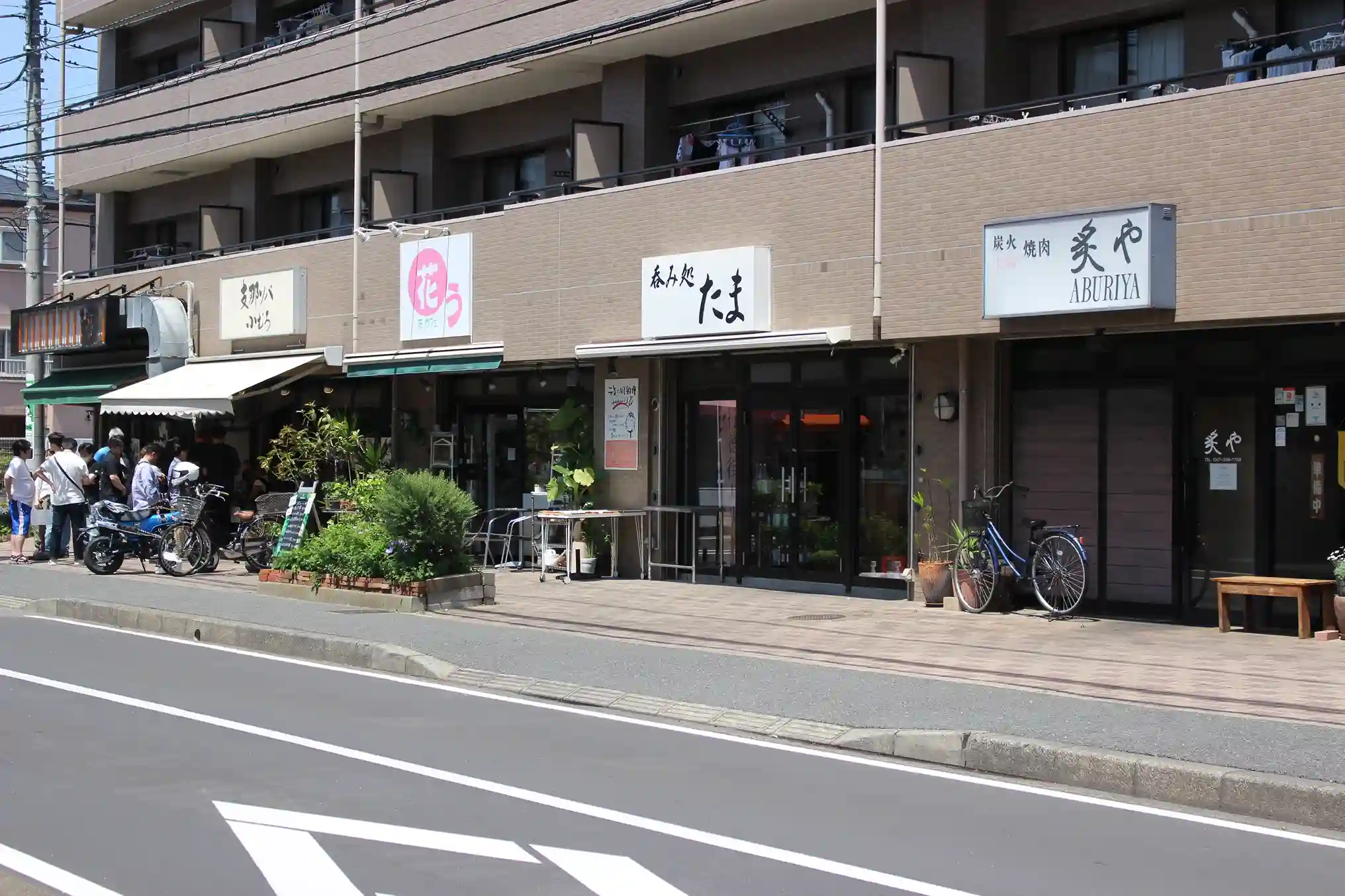 ラーメン屋（支那そば 小むろ）と焼き肉屋（炙や）。パーソナルジム REVOIST 行徳駅前一丁目店はこの向かい側です。