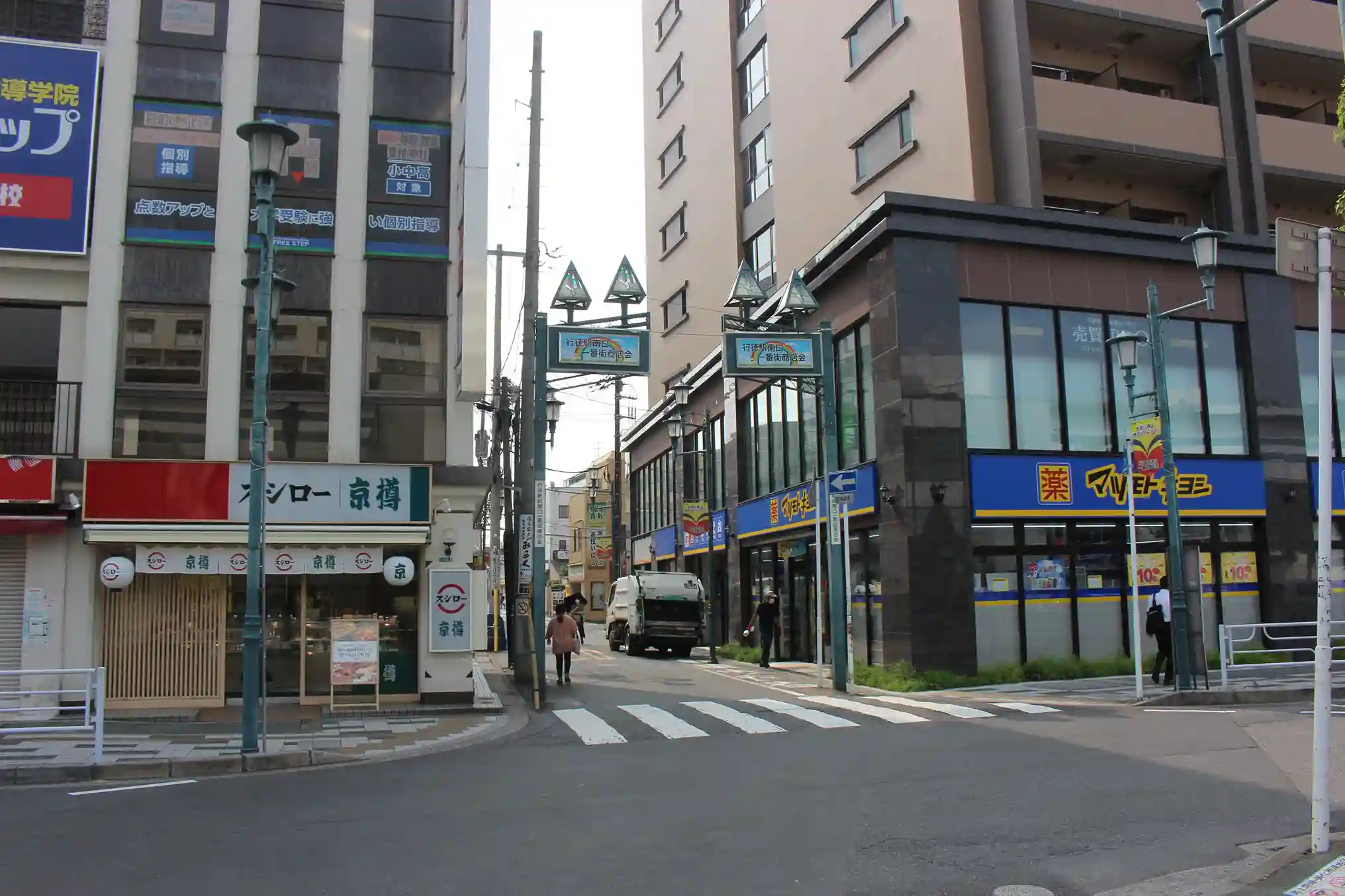 行徳駅前の京樽とマツモトキヨシ。この間の道を進んでパーソナルジム REVOIST 行徳駅前南店へ向かいます。