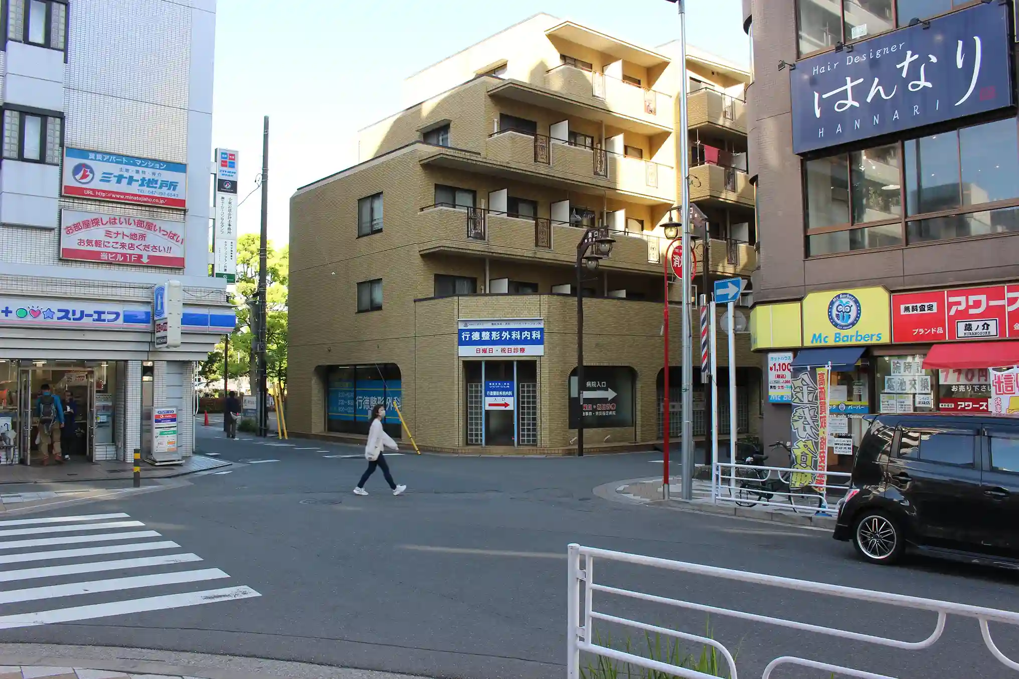 ローソンがある角。ここから右側の道へ入ります。