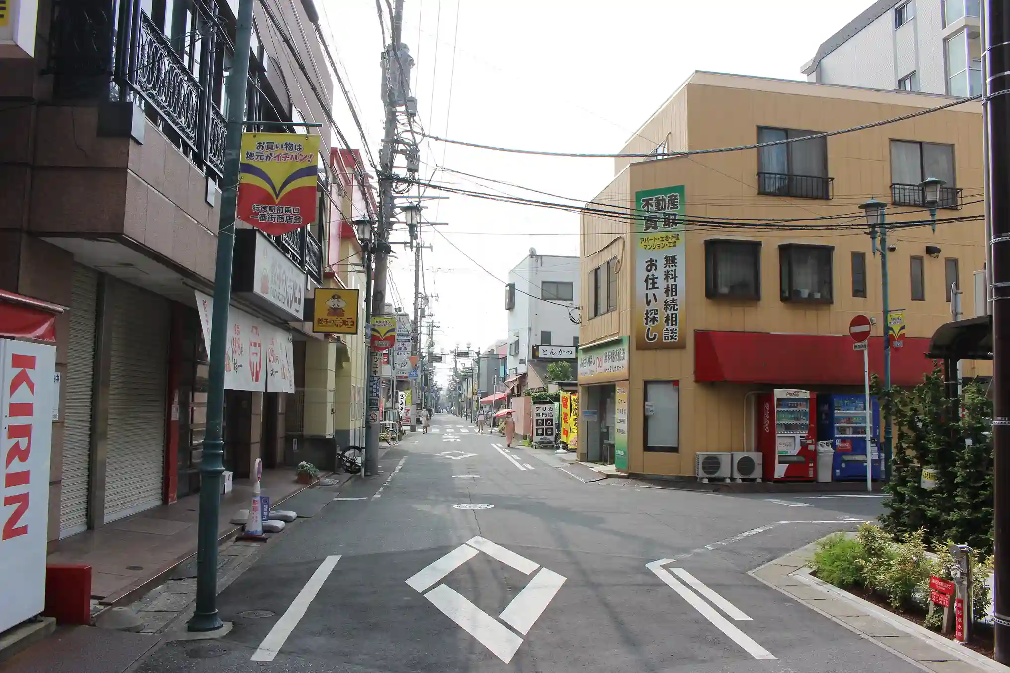 マツモトキヨシの裏側の角。ここを右に曲がります。