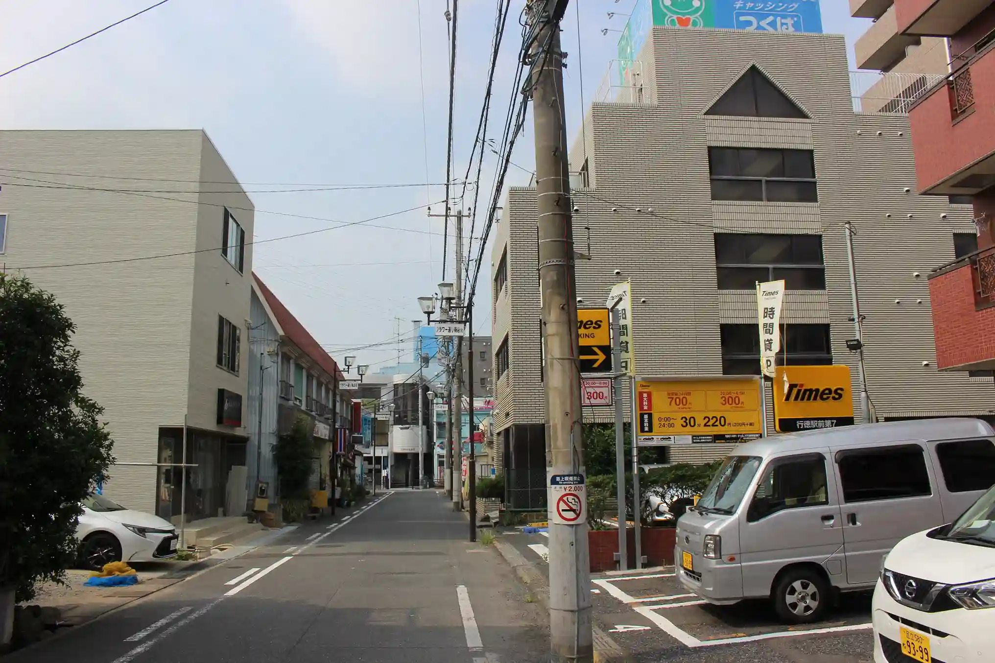 タイムズの駐車場がある行徳の通り。この道を直進すると左手にパーソナルジム REVOIST 行徳駅前南店があります。