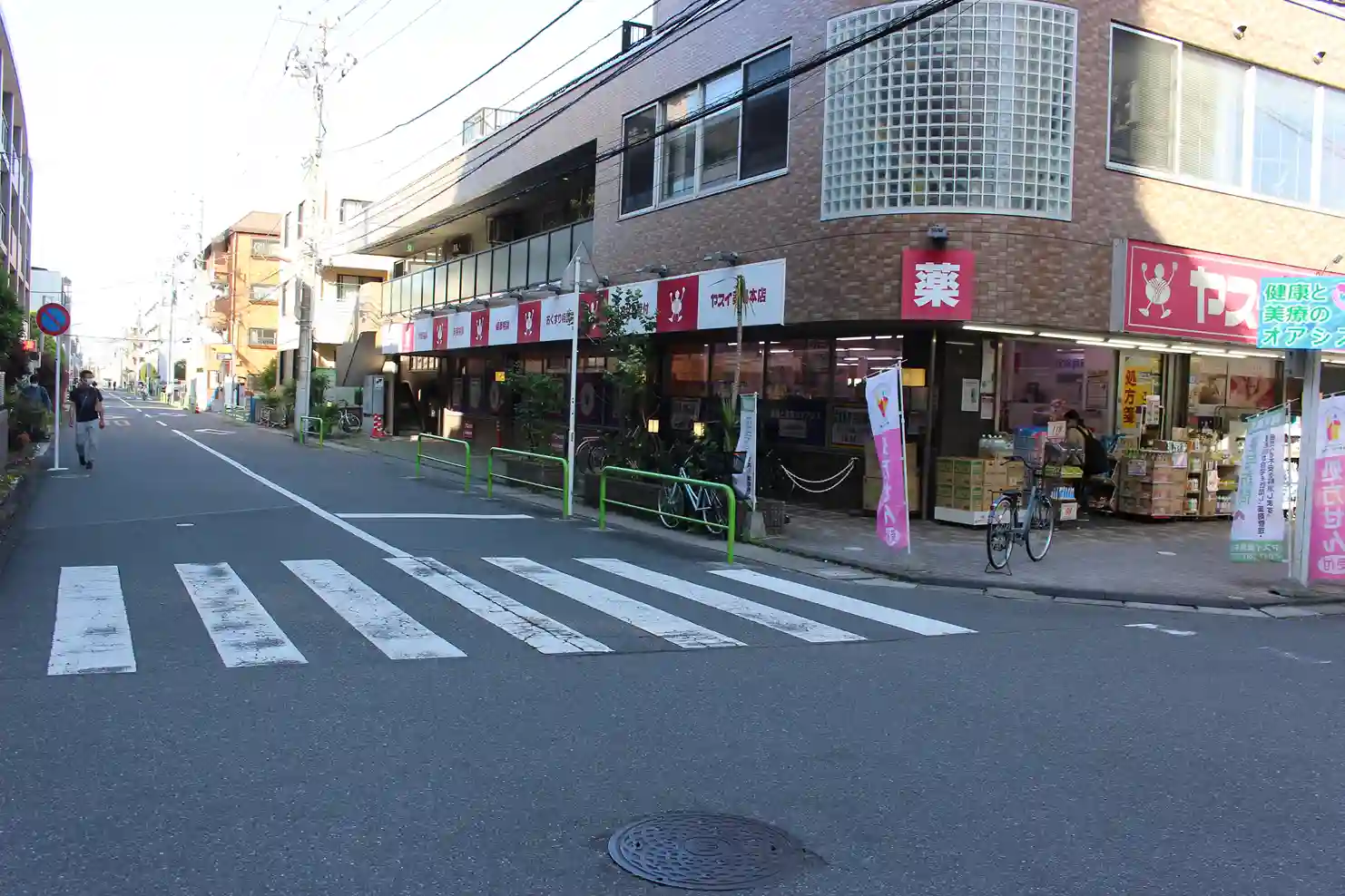 ヤスイ薬局本店がある角。ここを左へ曲がり行徳駅前一丁目方面へ向かいます。