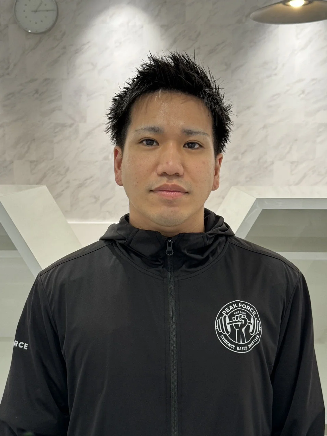 行徳エリアの完全個室パーソナルジム REVOISTを担当するトレーナー、天野雅崇のプロフィール画像。