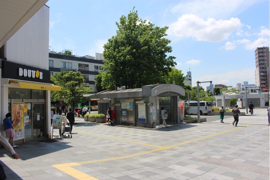 平井駅北口にあるドトールコーヒーショップ。こちら側へ左に曲がります。