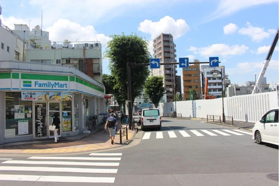 平井駅北口エリアにあるファミリーマート。蔵前橋通りに向かってここも真っすぐ進みます。