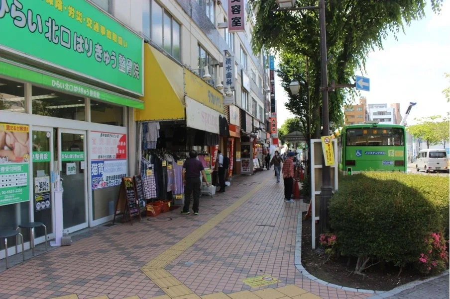 平井駅北口のバスロータリー沿いの道。吉野家の方へ真っすぐ進みます。