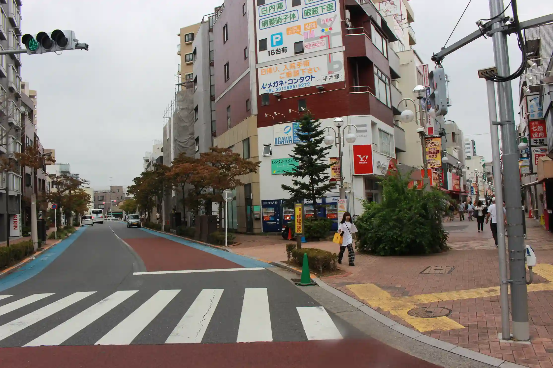 平井駅南口の商店街に入る交差点。ここから商店街の左側の道を進みます。
