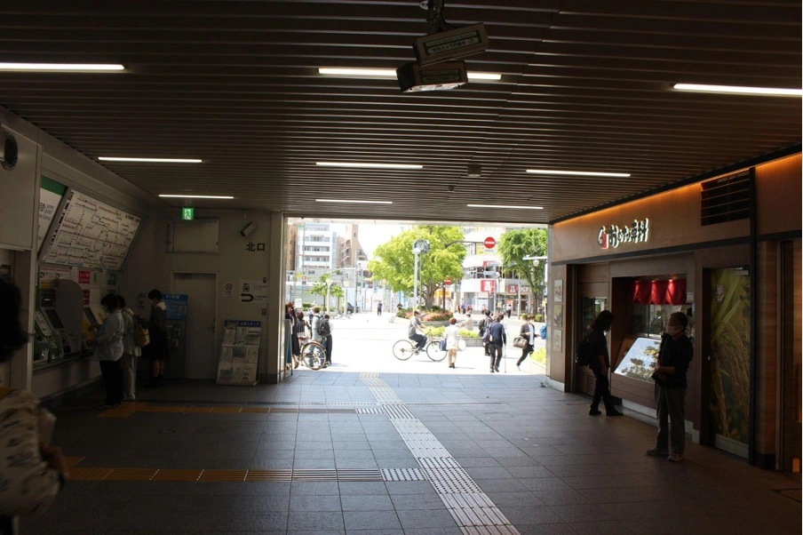 JR総武線「平井駅」の改札を出た風景。パーソナルジム REVOIST 平井蔵前橋通り店へは北口（バスロータリー側）に進みます。