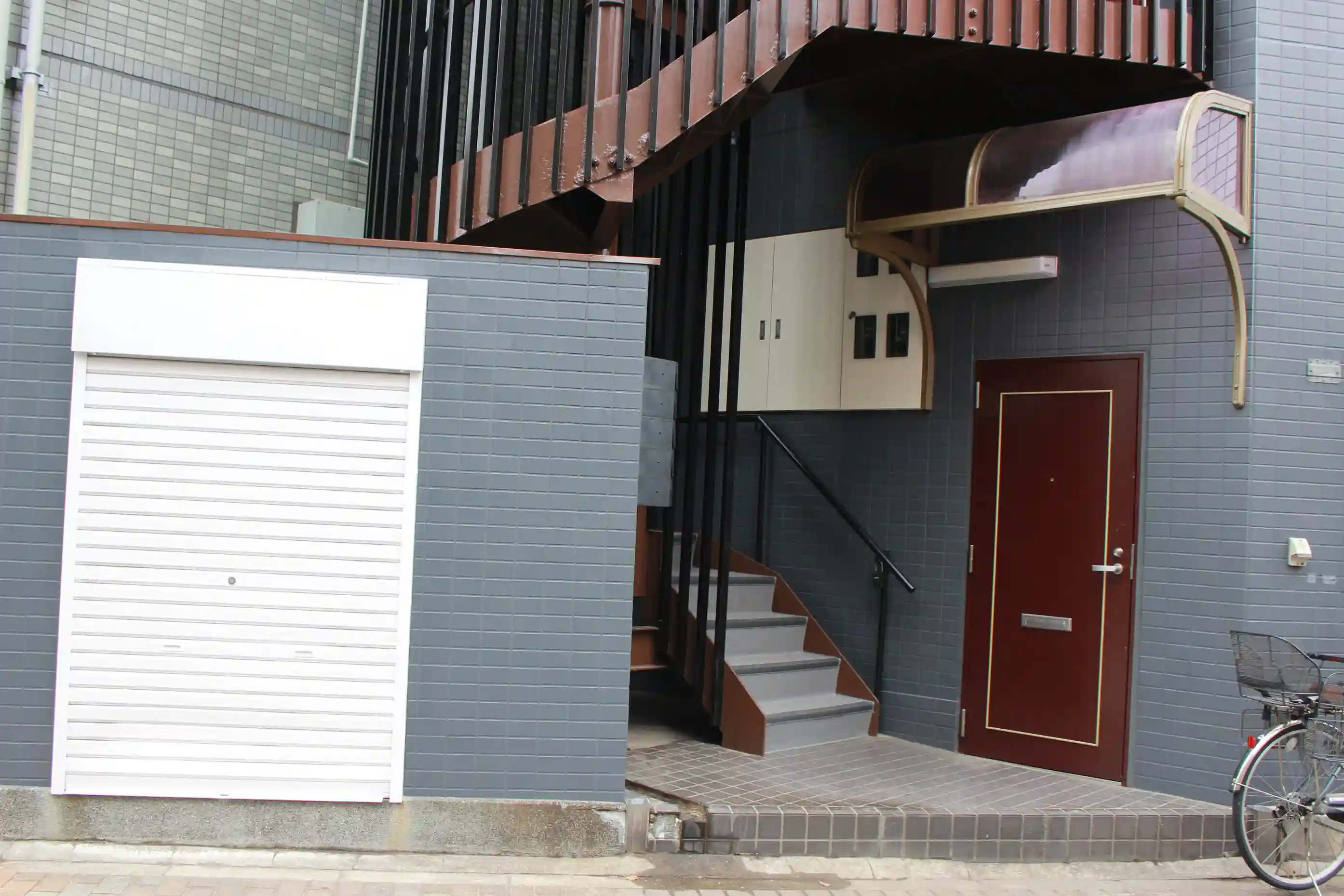 室内ゴルフ練習場の左側にある外階段。ここから2階へ上がります。
