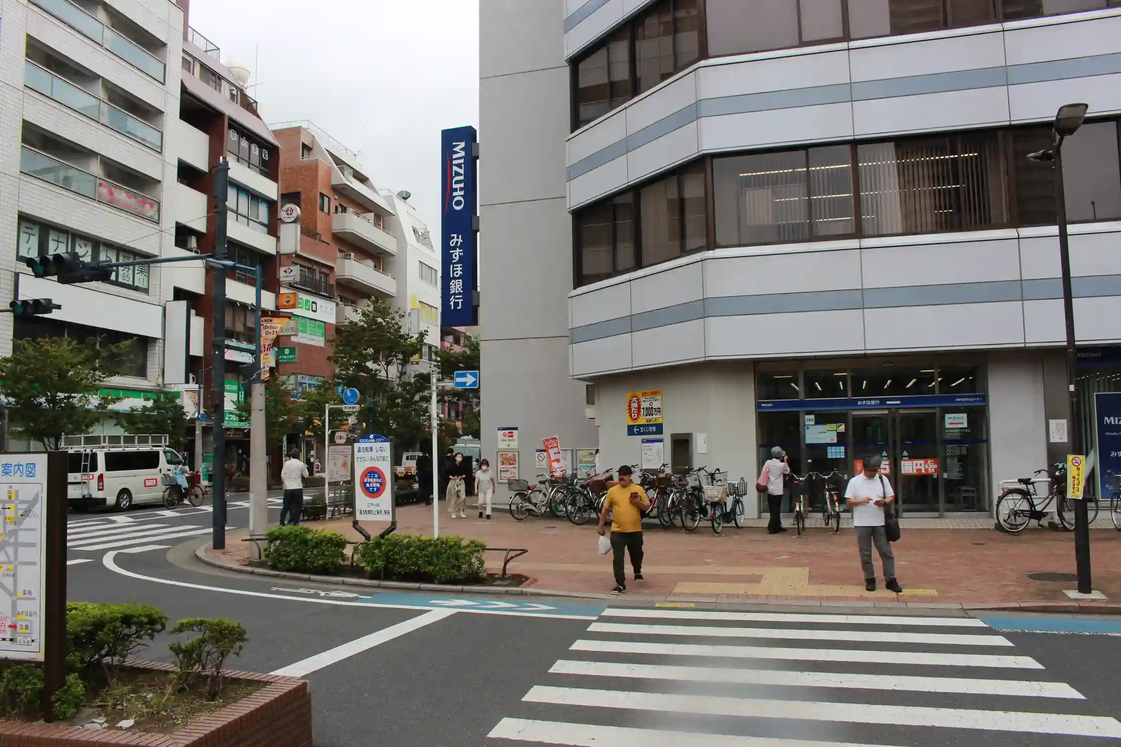 平井駅南口にある「みずほ銀行 平井支店」。こちらの方へ横断歩道を渡ります。