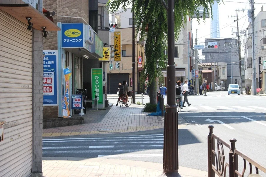 ポニークリーニングと黄色い看板のラーメン屋（らーめん大）がある交差点。ここを左に曲がります。