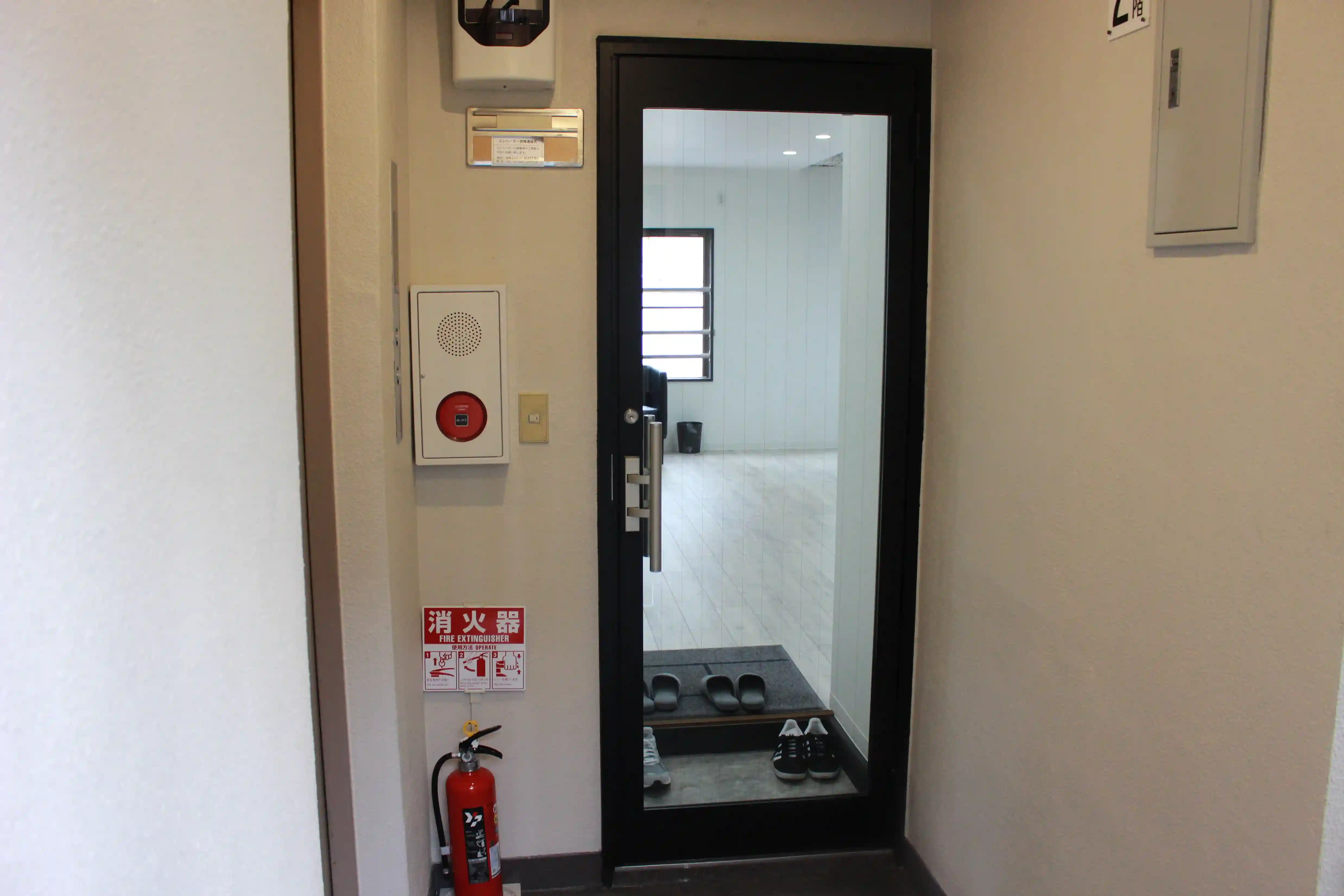 2階に上がった先にある、完全個室パーソナルジム REVOIST 平井ゆりのき橋通り店の入り口ドア。