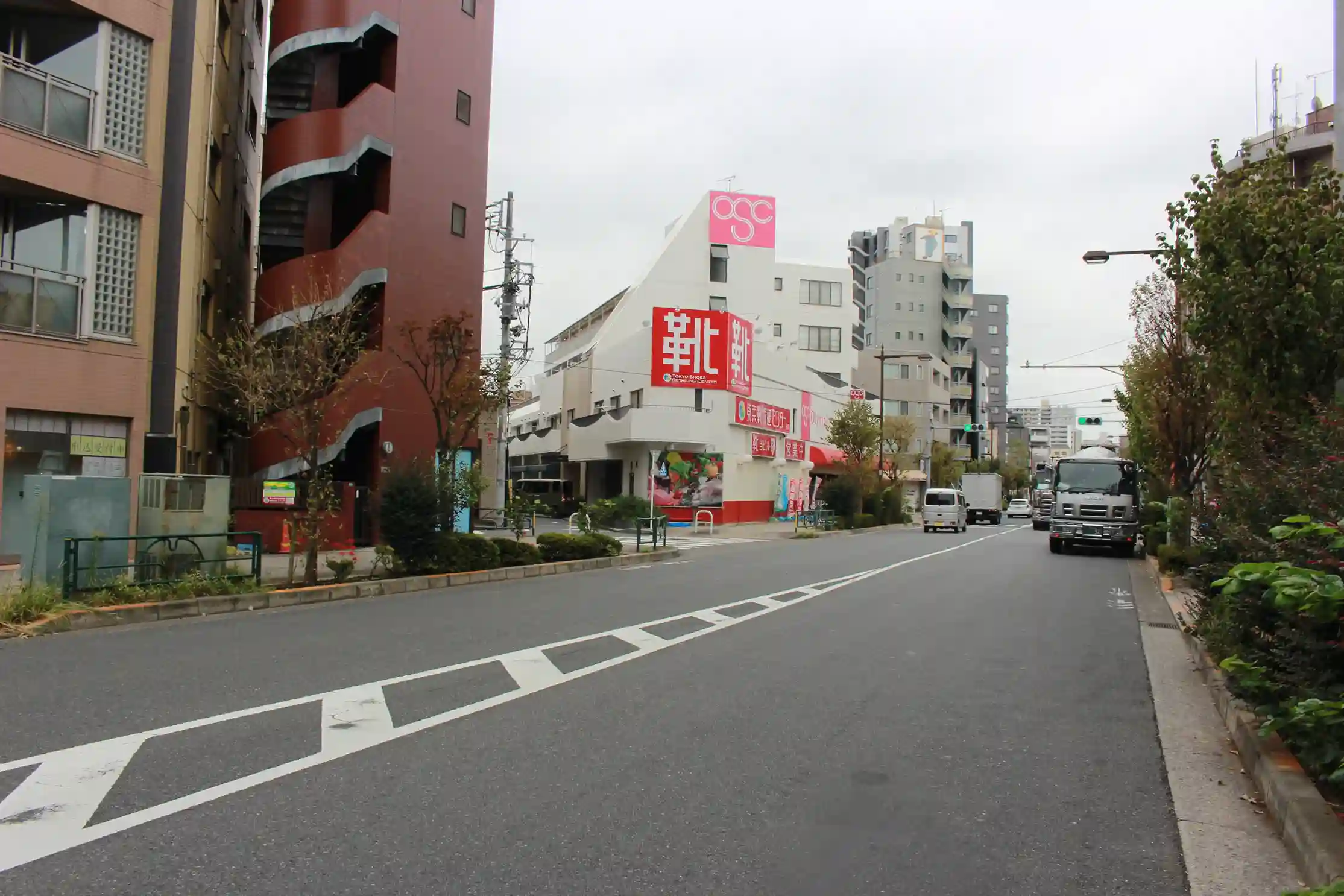 大きな靴屋の看板が見える道。ここをゆりのき橋通りに向かって進みます。