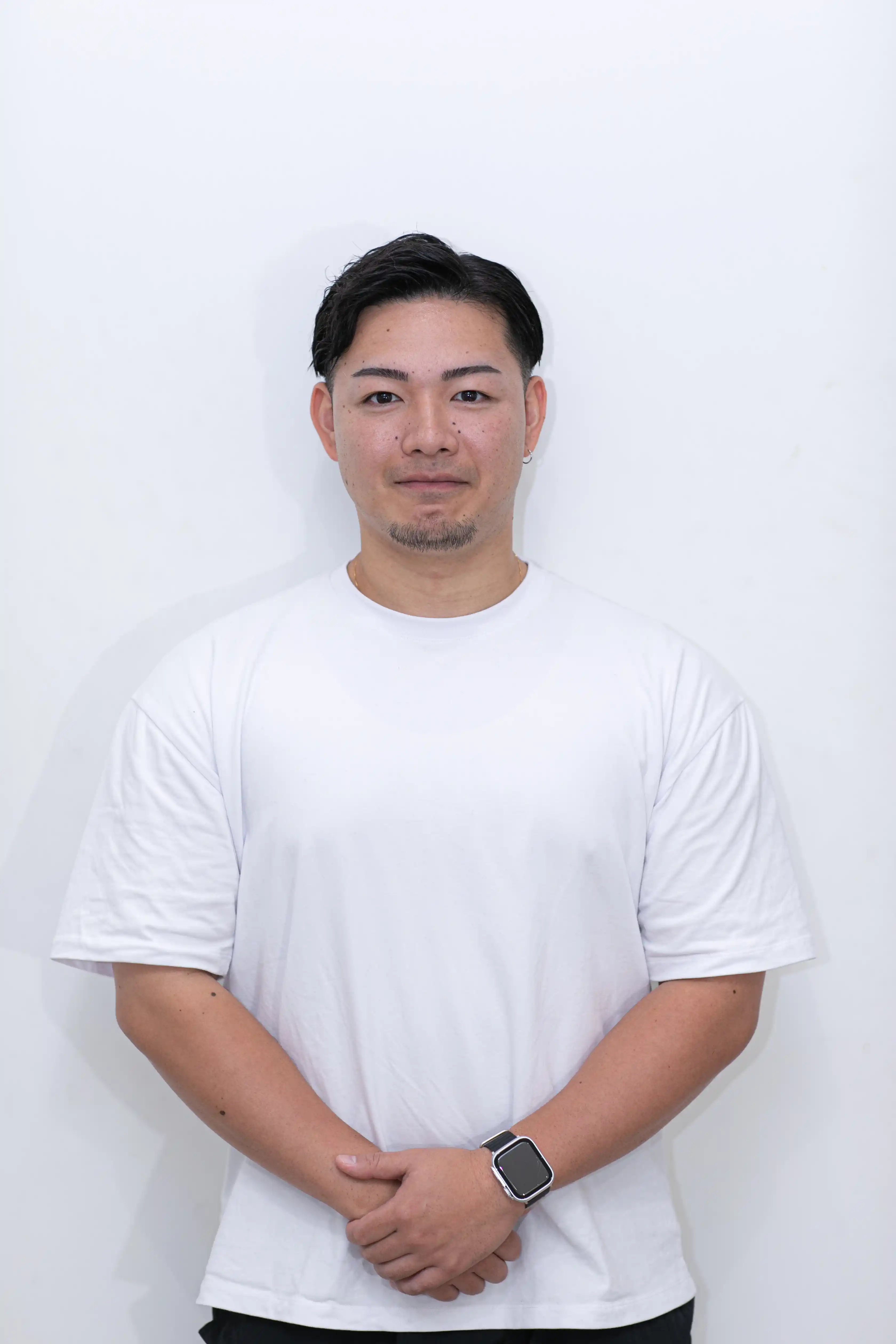 平井エリアの完全個室パーソナルジム REVOISTを担当するトレーナー、尾見浩介のプロフィール画像。