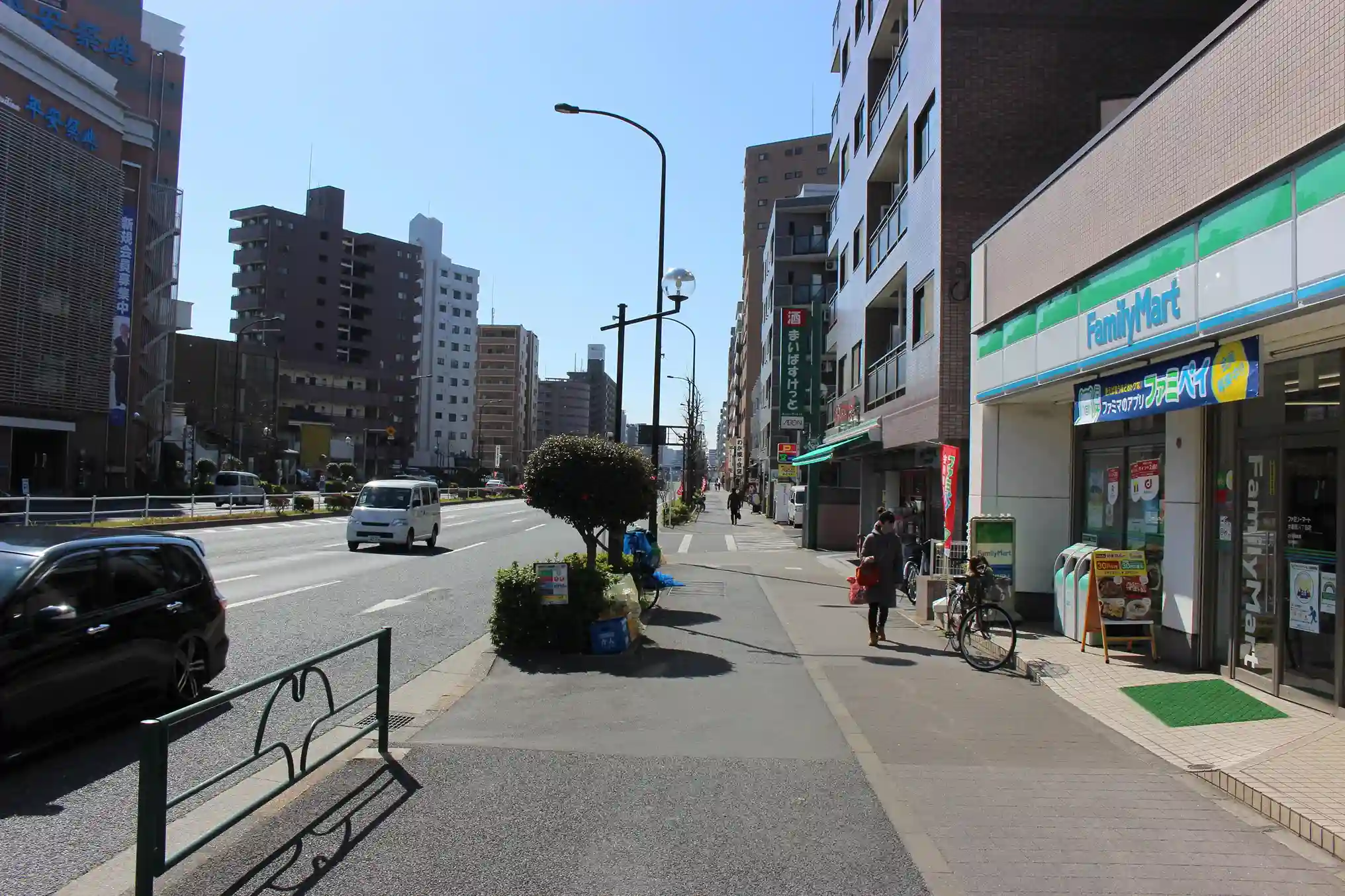 環七通り沿いにあるファミリーマートとまいばすけっと。ここを通り越してさらに直進します。