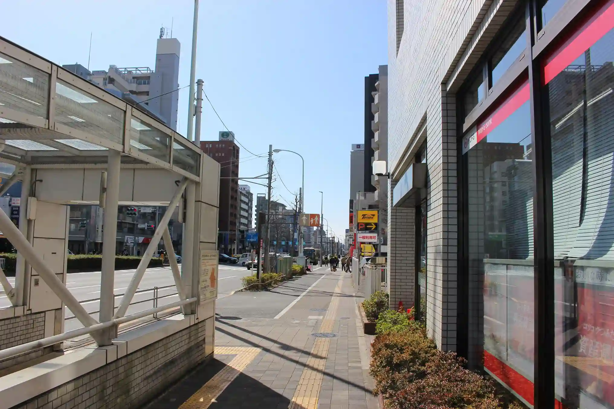 葛西駅前の環七通り沿いの歩道。この道をまっすぐ直進します。