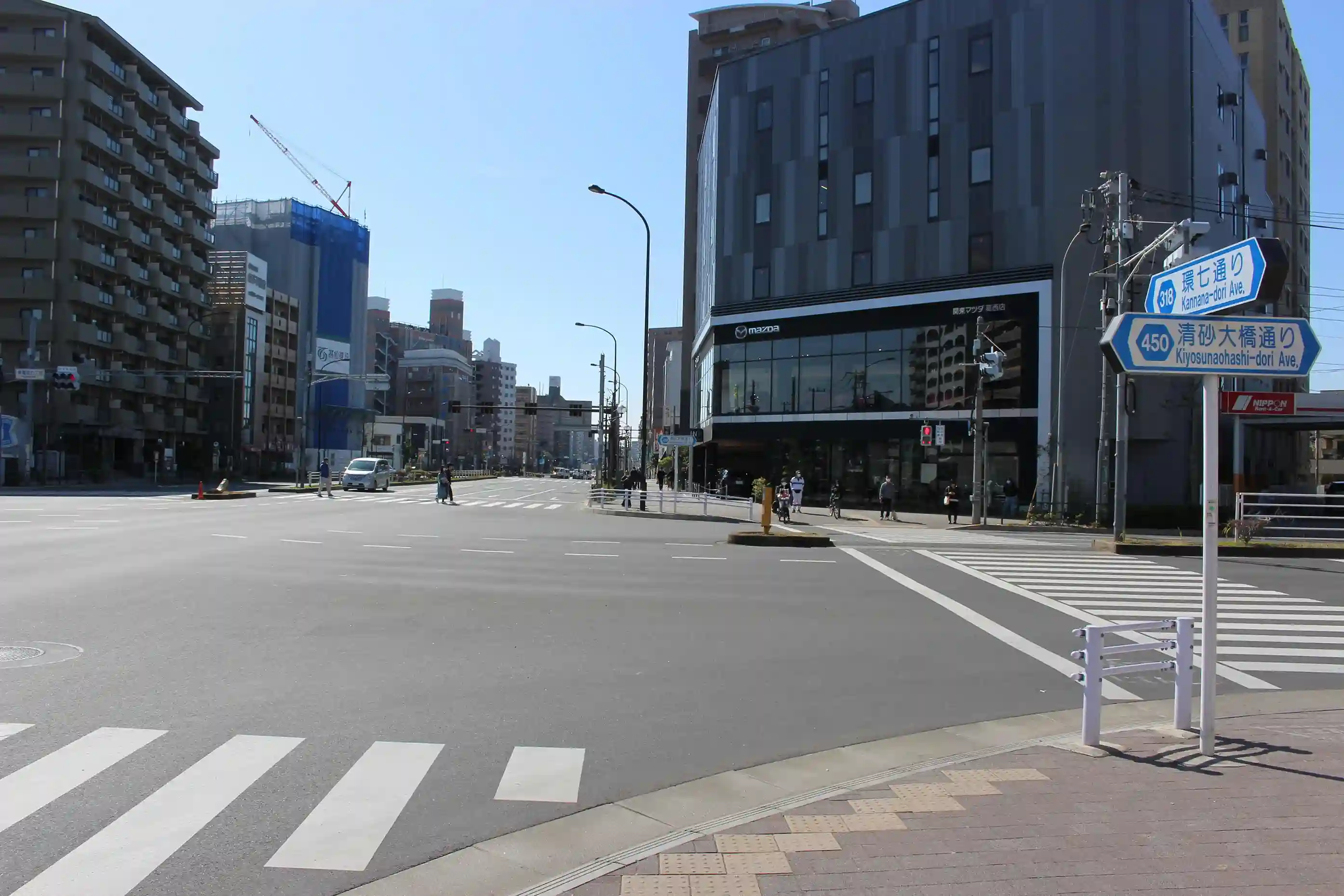 環七通りと清砂大橋通りの大きな交差点にあるマツダ（関東マツダ 葛西店）。この信号を環七通り沿いにまっすぐ進みます。