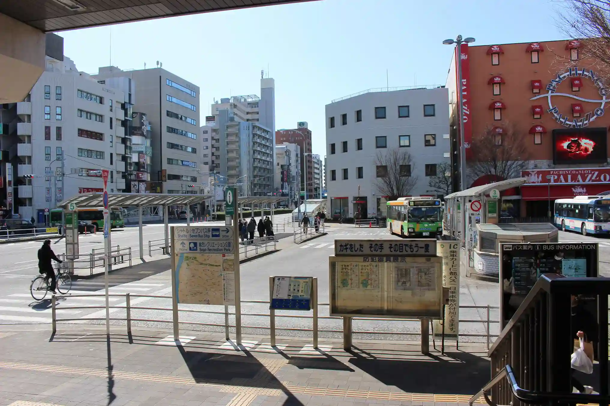 葛西駅南口のバスロータリー風景。ここから環七通りに向かってまっすぐ進みます。