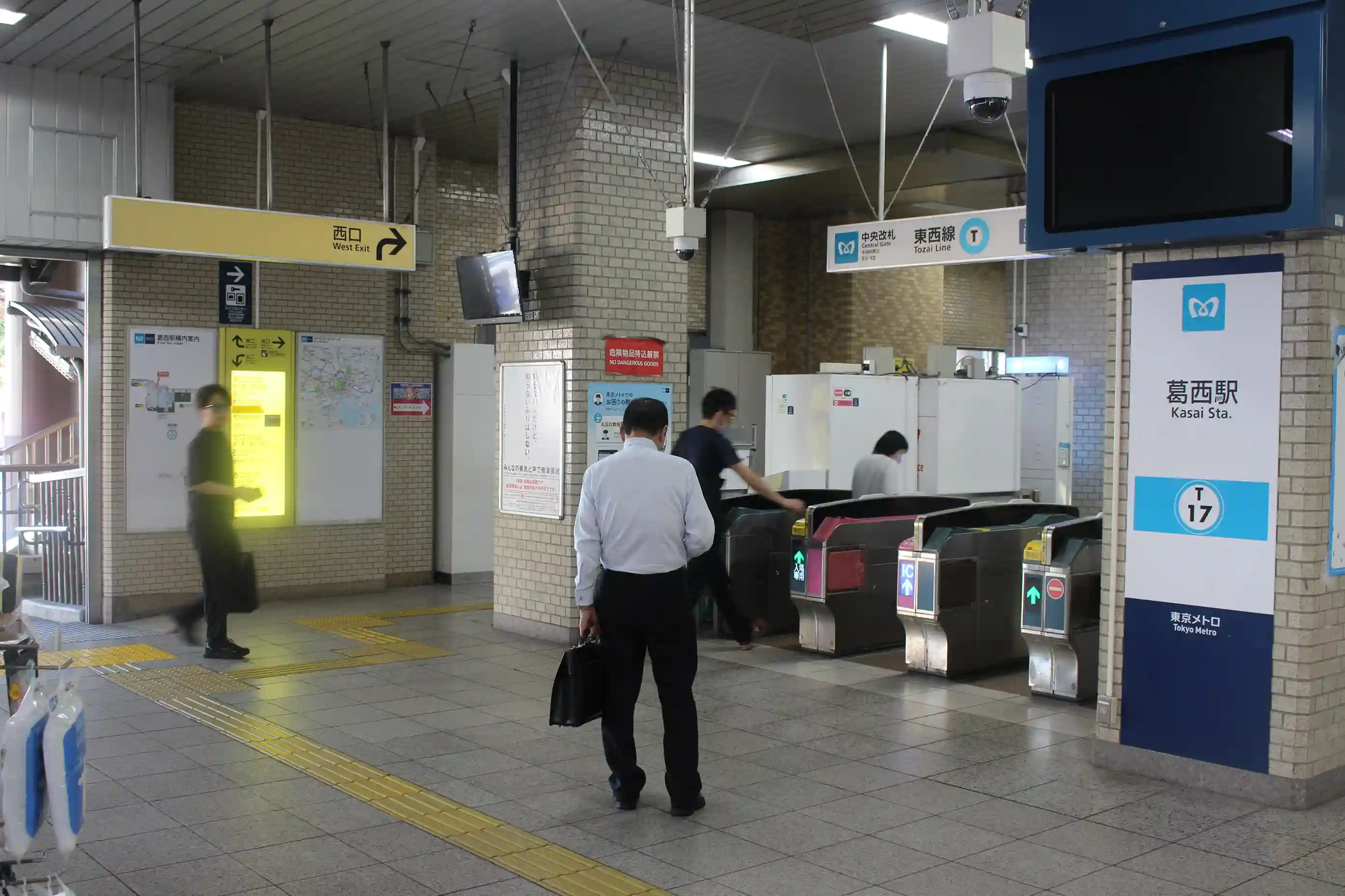 東京メトロ東西線「葛西駅」の改札内風景。パーソナルジム REVOIST 葛西駅前店へは西口方面へ進みます。