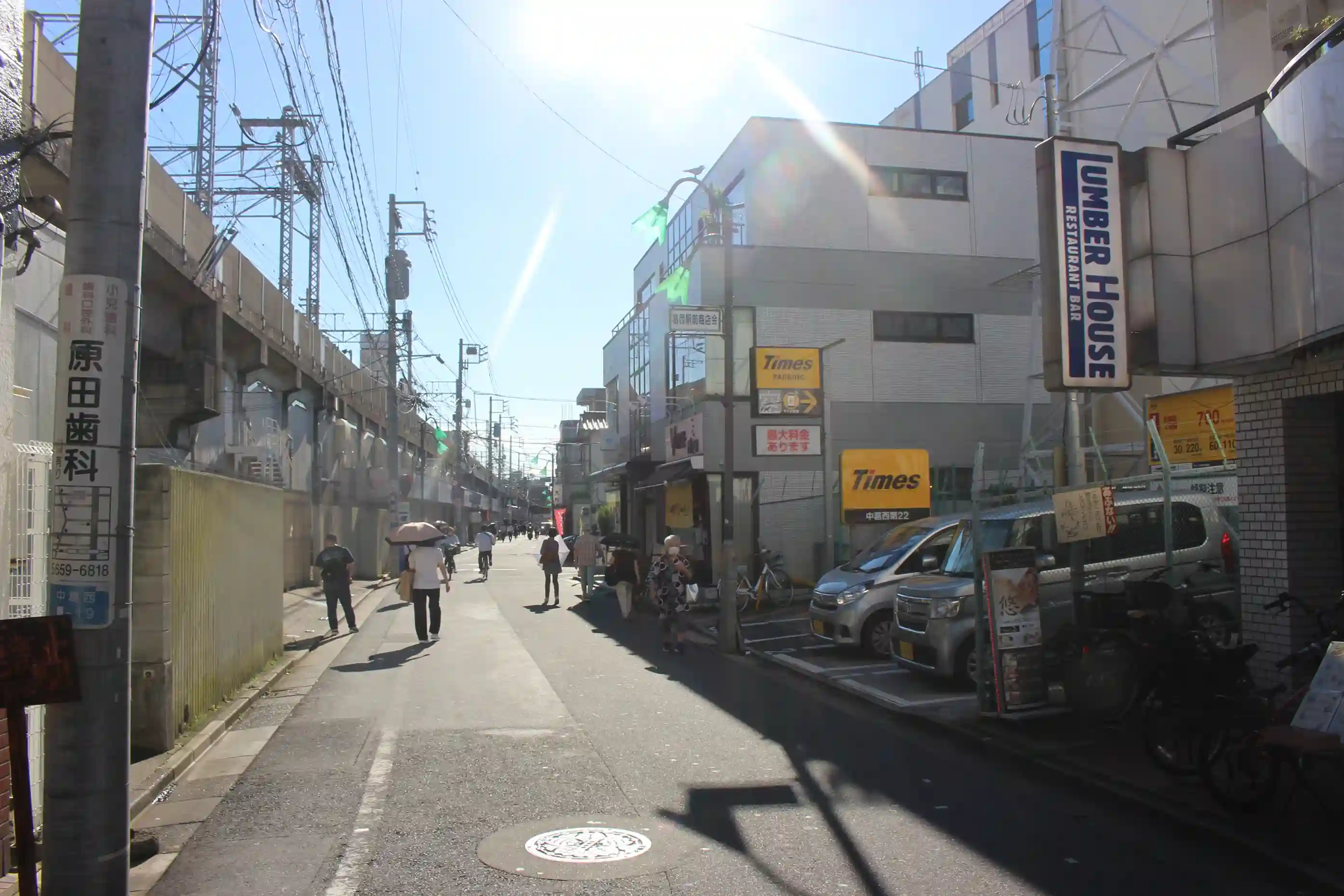 メトロセンターを出て左に曲がった高架線沿いの道。タイムズ駐車場などを越えて真っ直ぐ進みます。