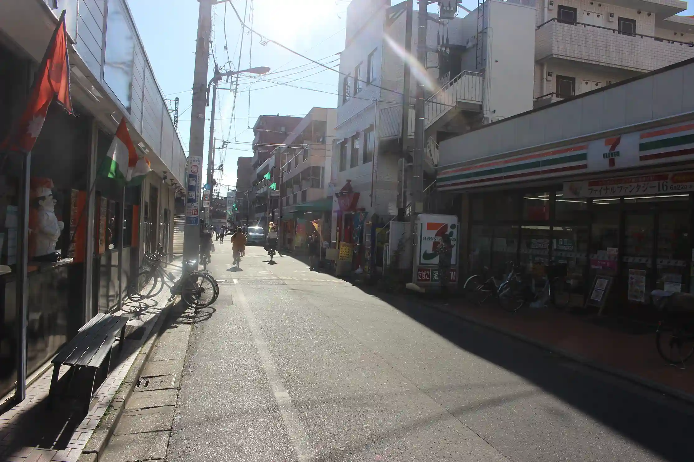 高架線下にあるセブンイレブンとマツモトキヨシが見える通り。パーソナルジム REVOIST 葛西駅前店はこの向かいの建物の1階です。