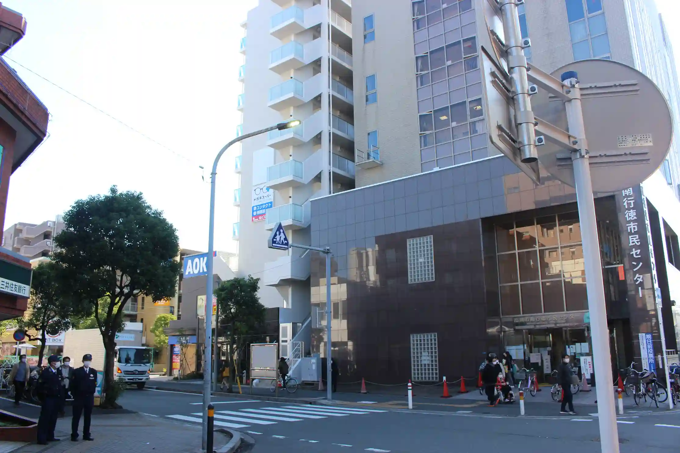 南行徳の南口エリアにあるT字路。ここを左に曲がりAOKI（アオキ）の方向へ進みます。