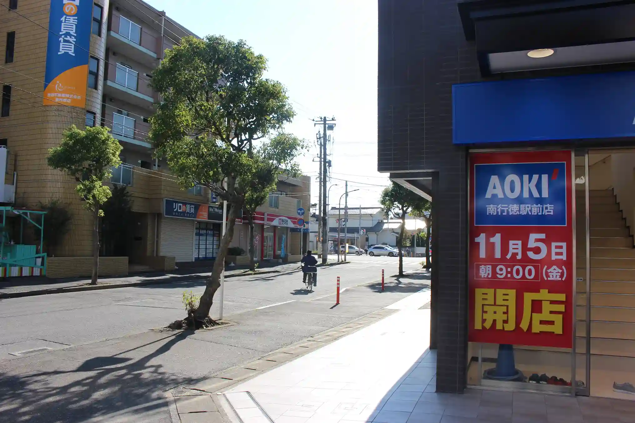AOKI南行徳駅前店の角。ここを右に曲がって南行徳駅前通りに出ます。