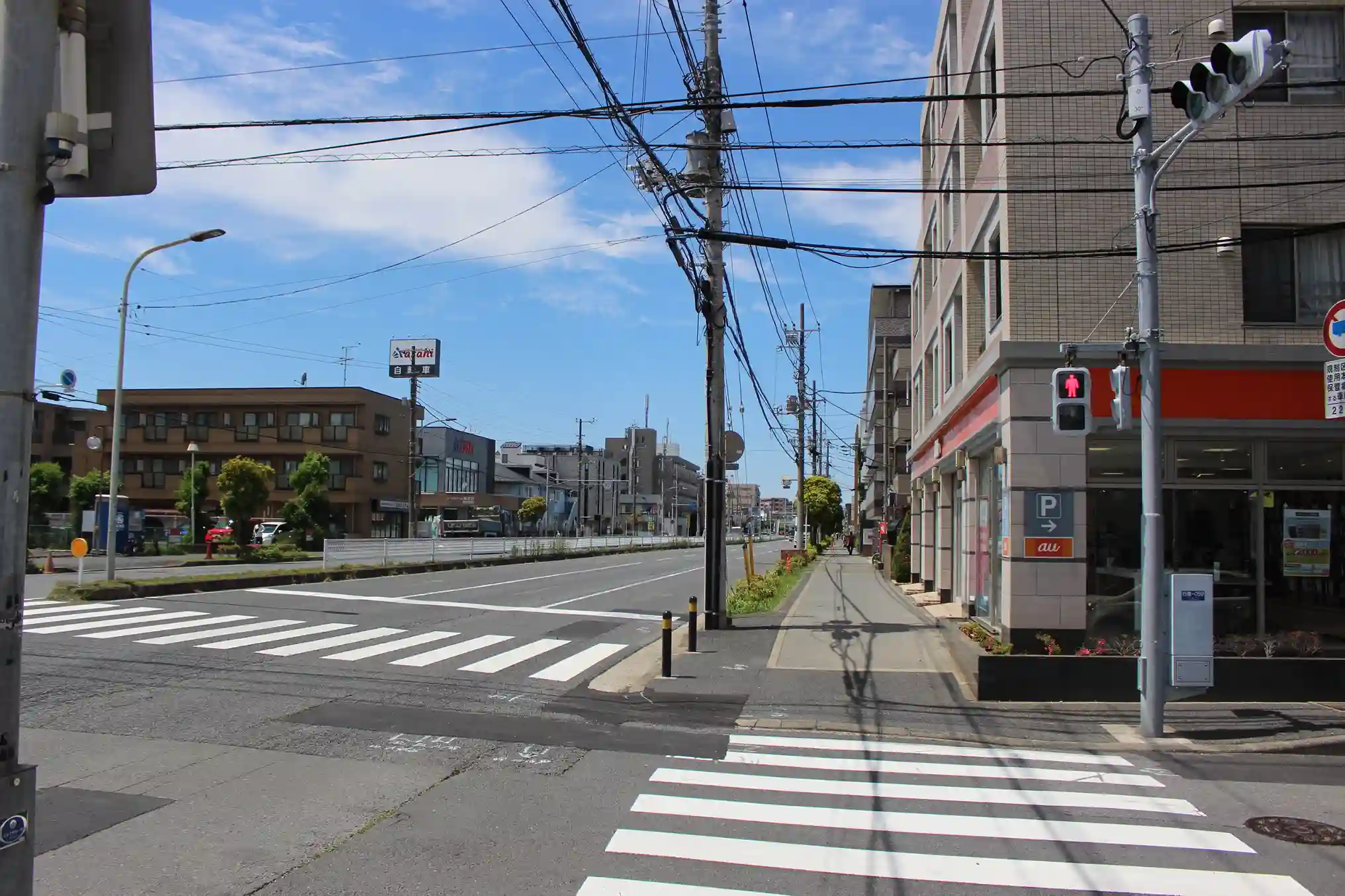 auショップ 南行徳店がある交差点。ここも大通りに沿ってまっすぐ進みます。