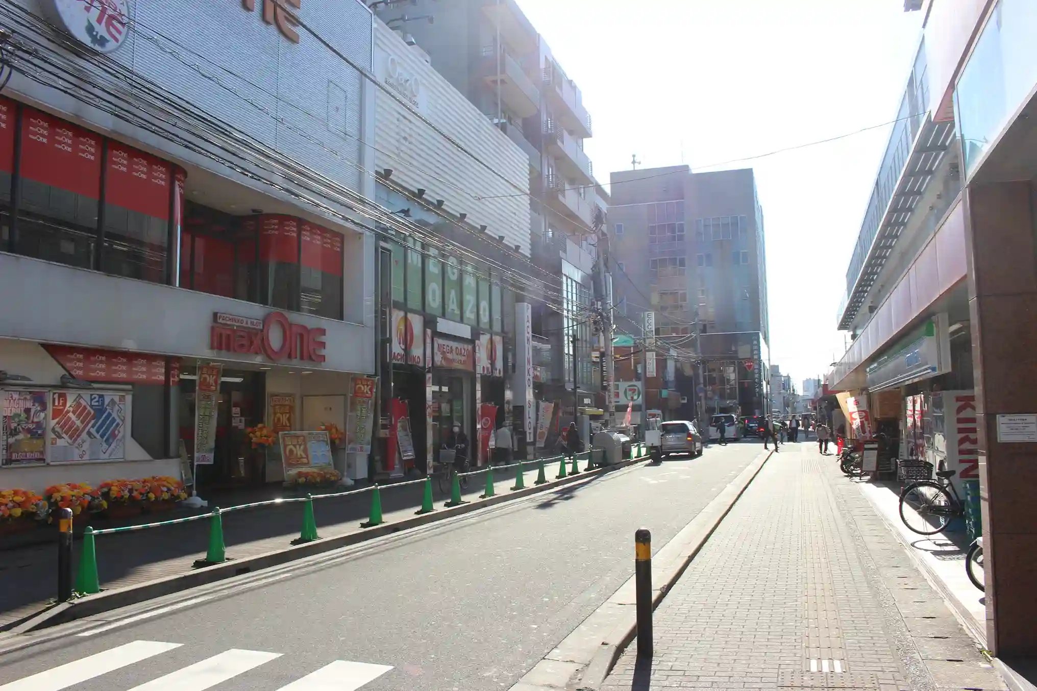 南行徳駅南口を出て右へ進む道。ファミリーマートやセブンイレブンがある方向へ進みます。