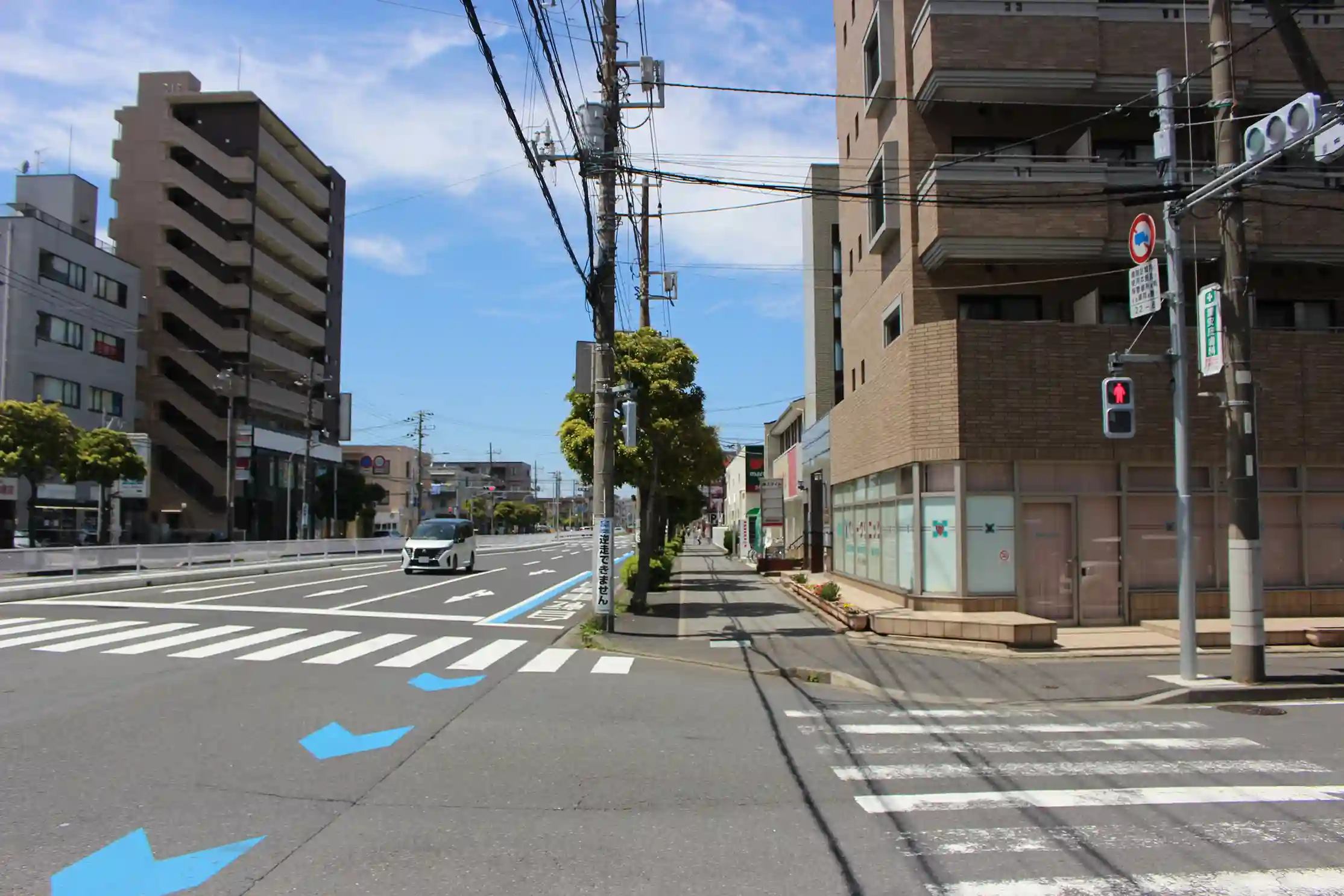 マルエツやドコモショップが並ぶ南行徳の大通り。この道を道なりに直進します。