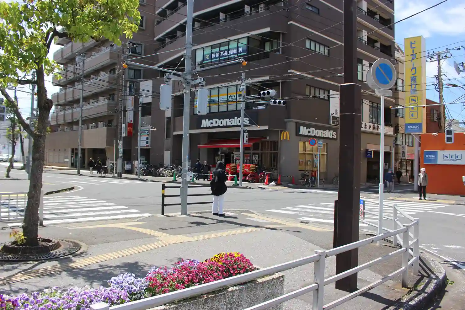 南行徳駅前のマクドナルドがある交差点。こちらへ信号を渡り、大通り沿いを進みます。