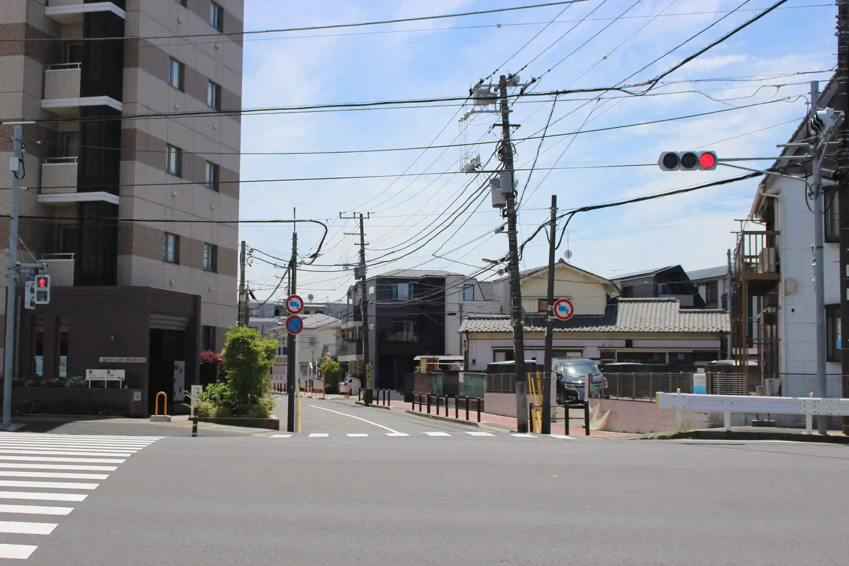 歩道橋の手前にある信号の交差点。ここを曲がって新井方面の道へ進みます。