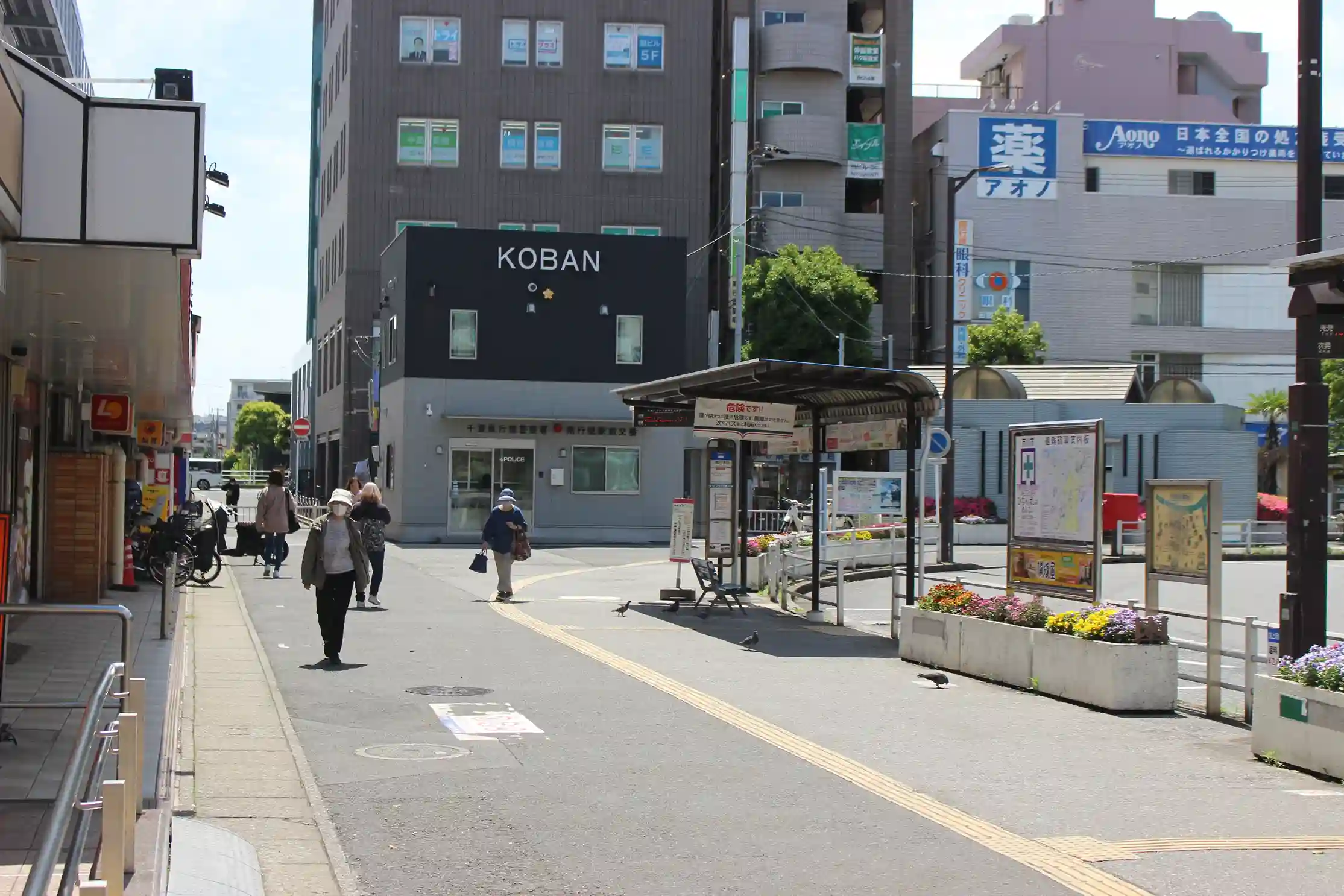 南行徳駅北口の階段を降りたロータリー風景。交番がある左側へ進みます。