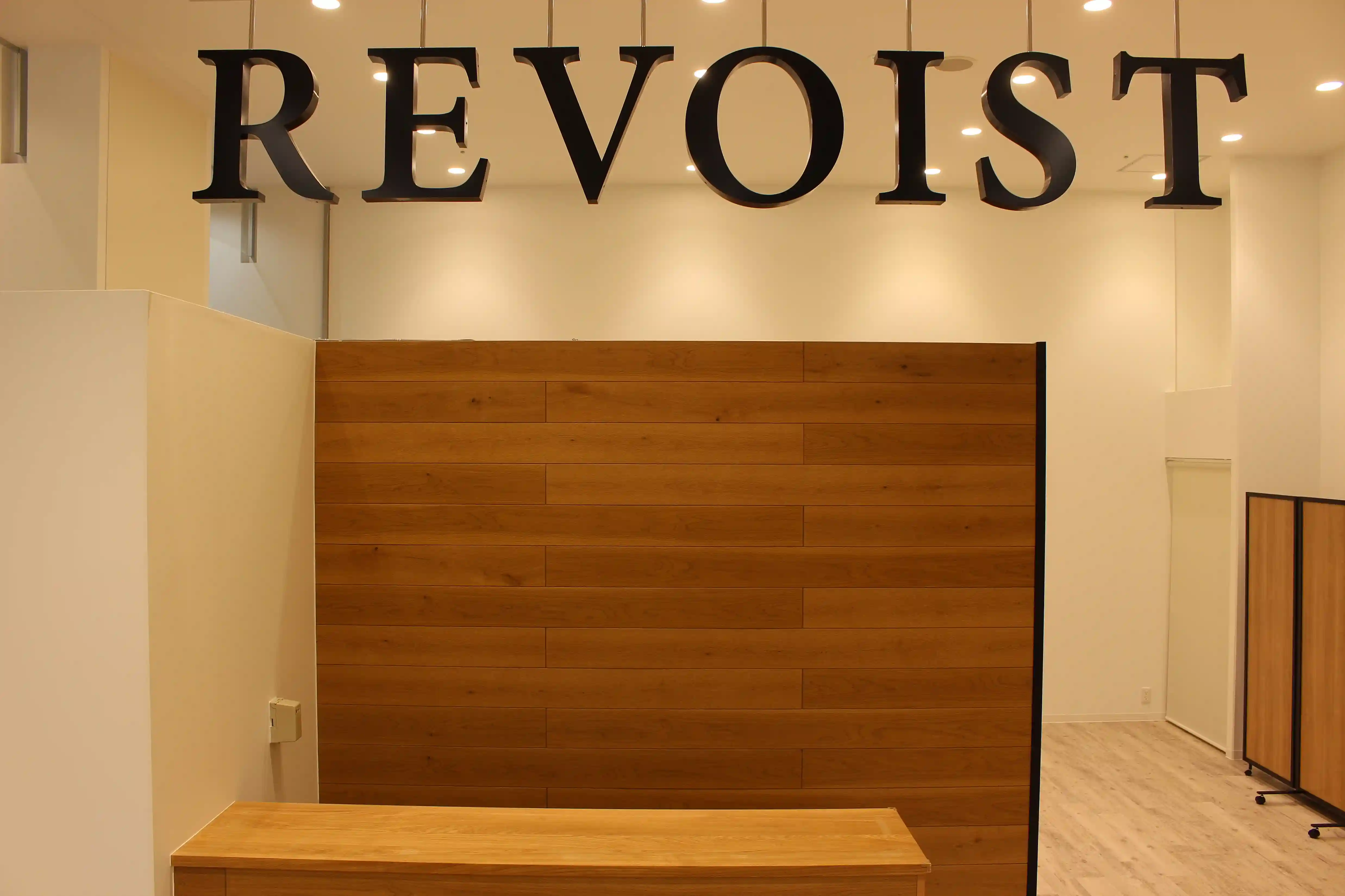 市川市南行徳の商業施設SOCOLAソコラ1階。完全個室パーソナルジム REVOIST 南行徳SOCOLA店の入り口外観。