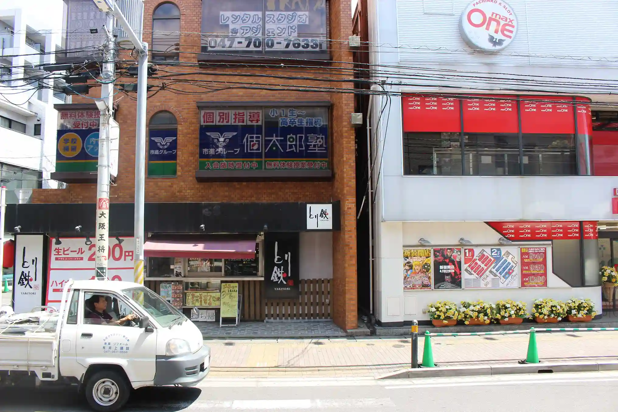 南行徳駅南口の階段を降りた目の前の風景。ここから線路に沿って左へ曲がります。