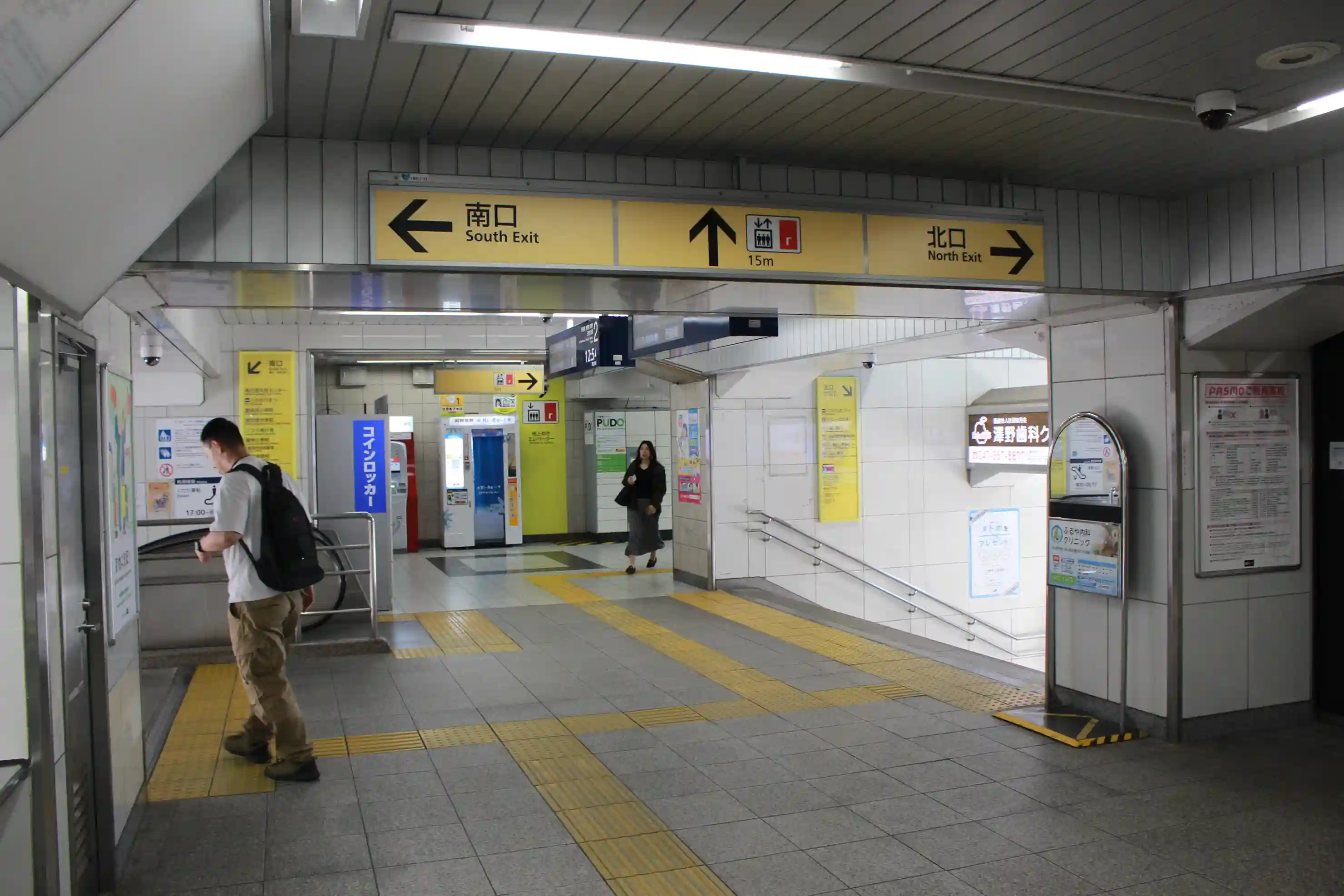東京メトロ東西線「南行徳駅」の改札内案内板。パーソナルジム REVOIST 南行徳新井店へは右側の北口へ進みます。