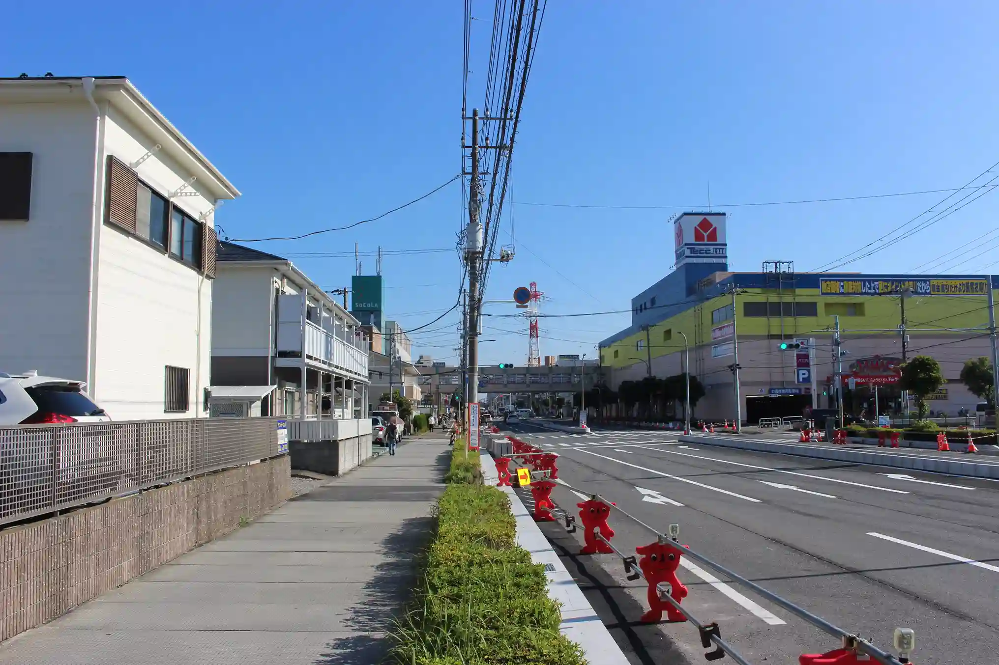 南行徳駅前通りを直進した先の風景。左にSOCOLA（ソコラ）南行徳、右にヤマダ電機が見えます。