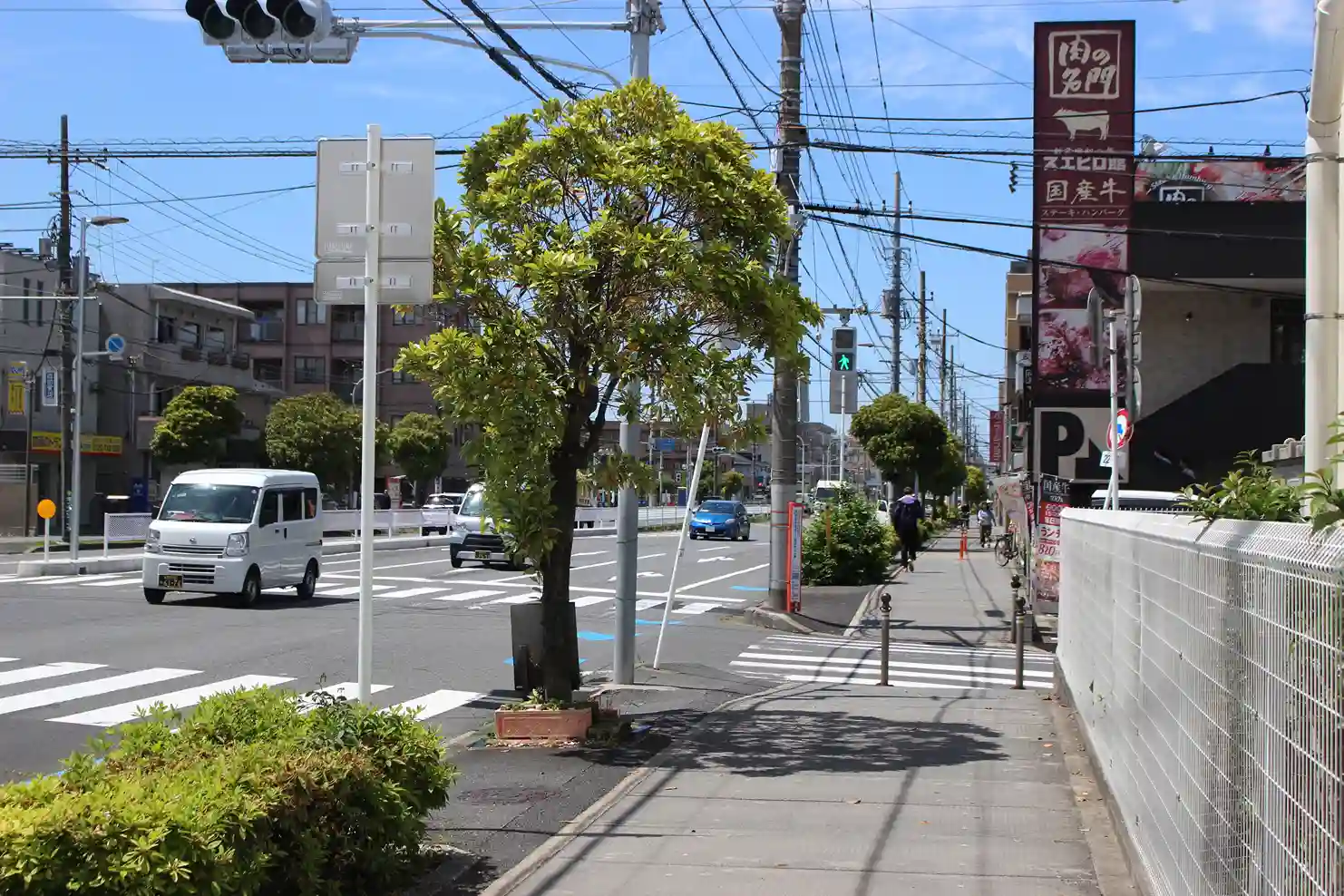 スエヒロ館（肉の名門）がある交差点。ここも大通りに沿ってまっすぐ進みます。