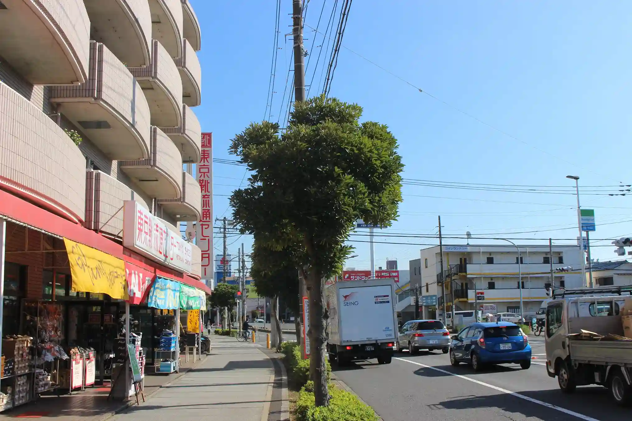 南行徳駅前通り沿いにある東京靴流通センター。この道をまっすぐ直進します。