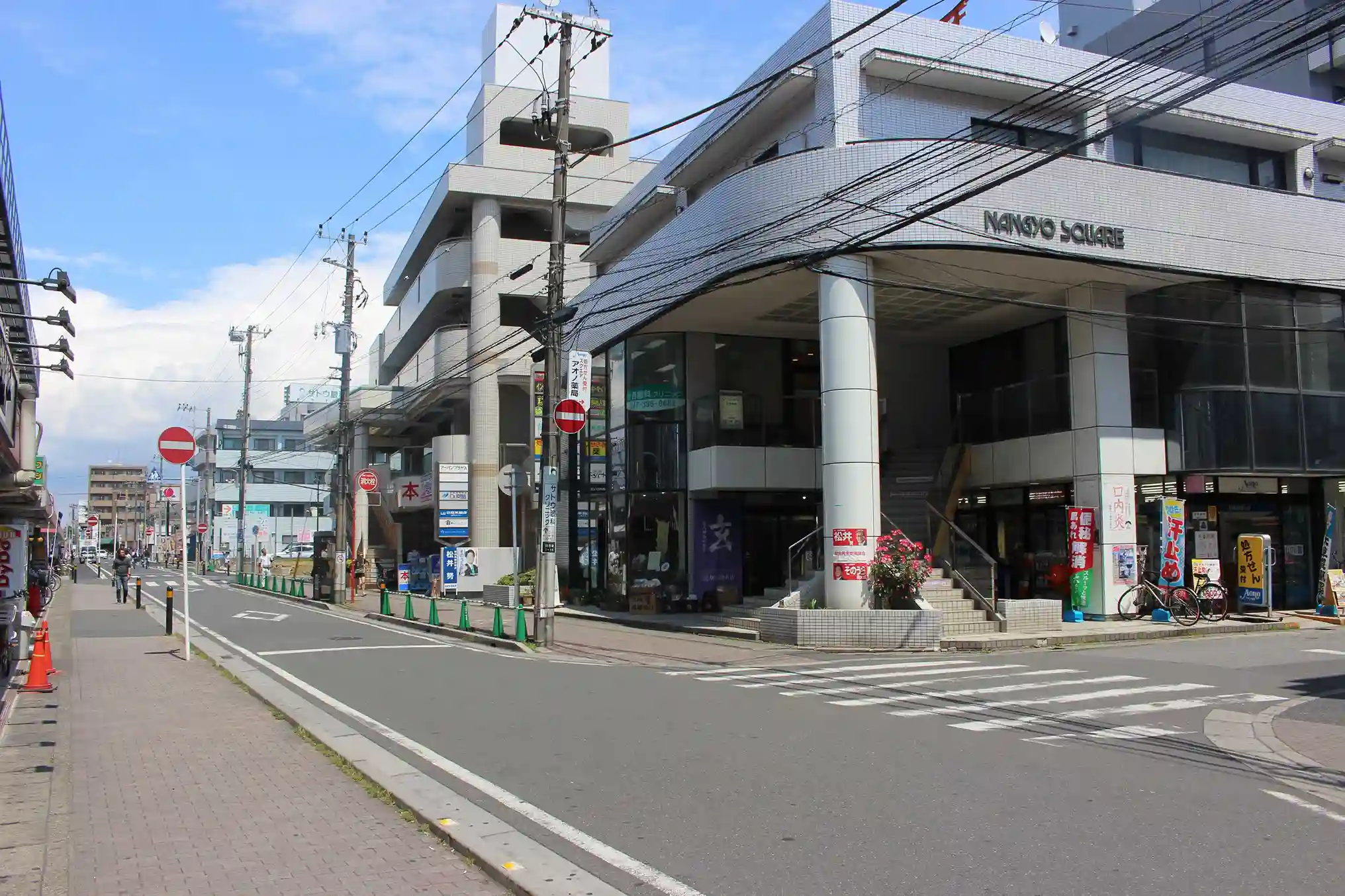 線路沿いにある山下書店が入った建物。この2階がパーソナルジム REVOIST 南行徳駅前店です。