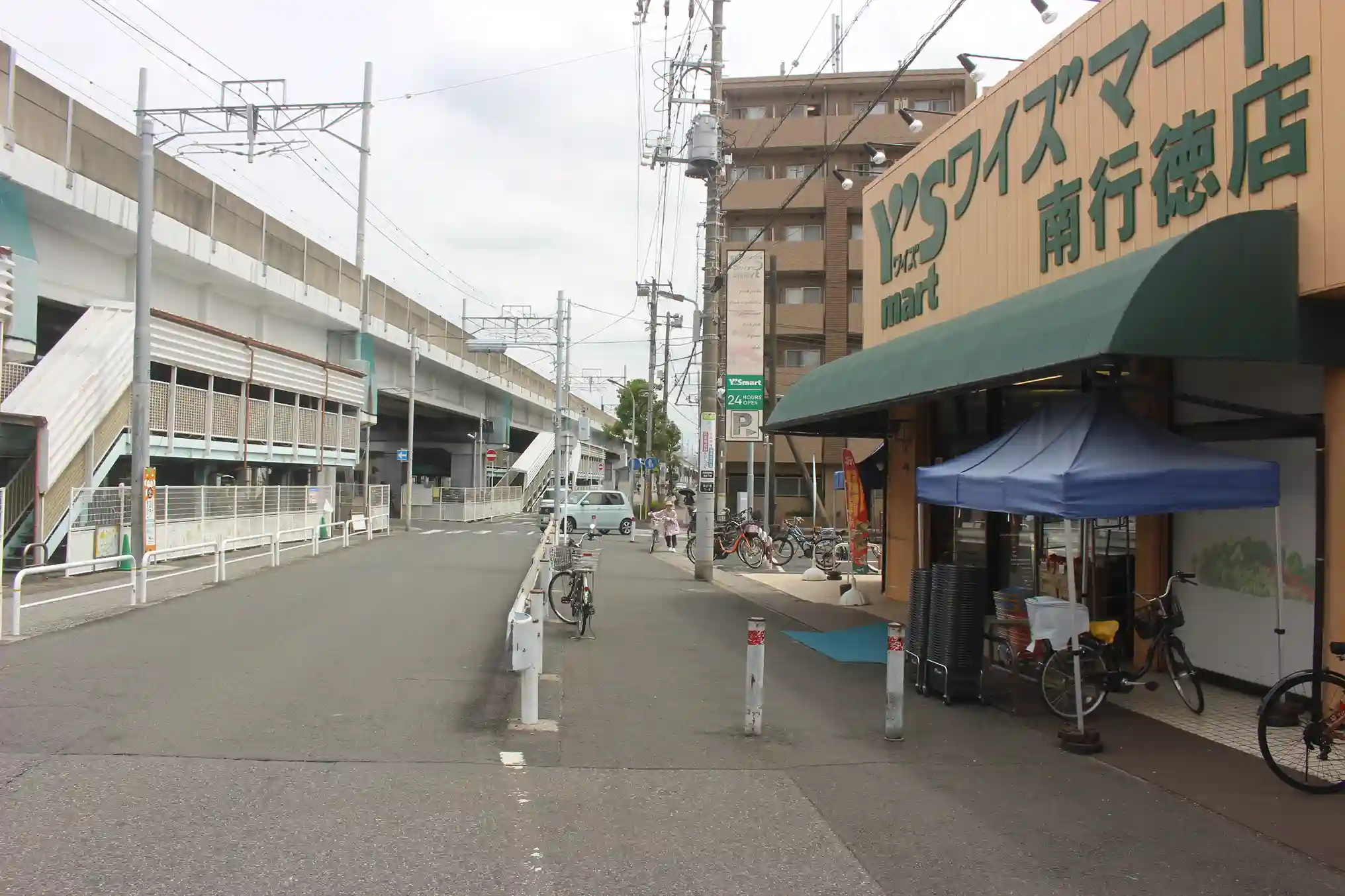 高架沿いにある「ワイズマート 南行徳店」。この交差点も道なりに直進します。
