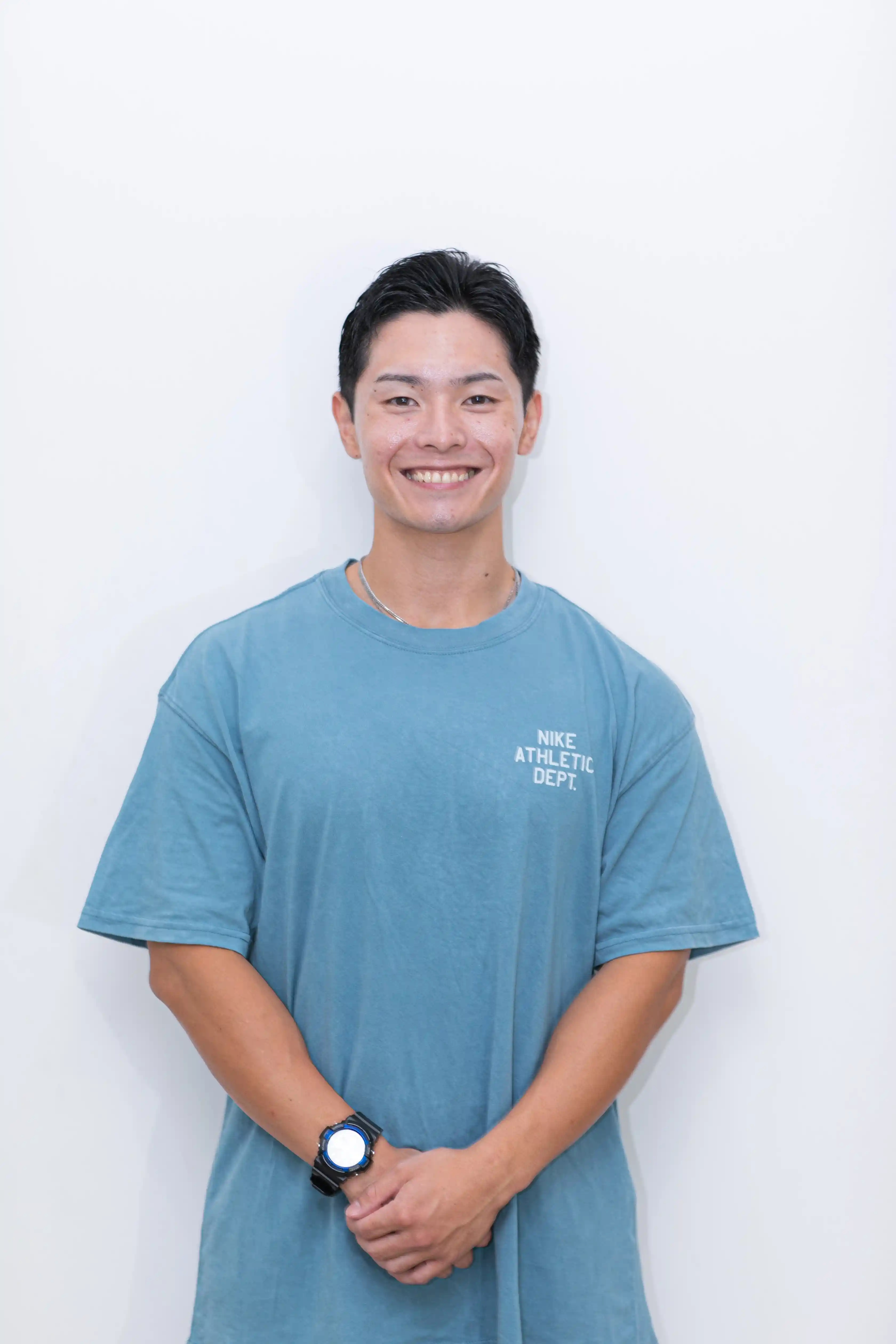 南行徳エリアの完全個室パーソナルジム REVOISTを担当するトレーナー、栄門成世のプロフィール画像。